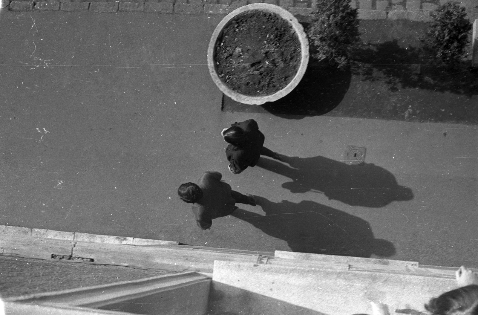 Hungary, Budapest XI., Bercsényi utca a BME kollégiumának ablakából nézve., 1972, Bercsényi Kollégium Fotókör, shadow, Budapest, flower box, Fortepan #134435