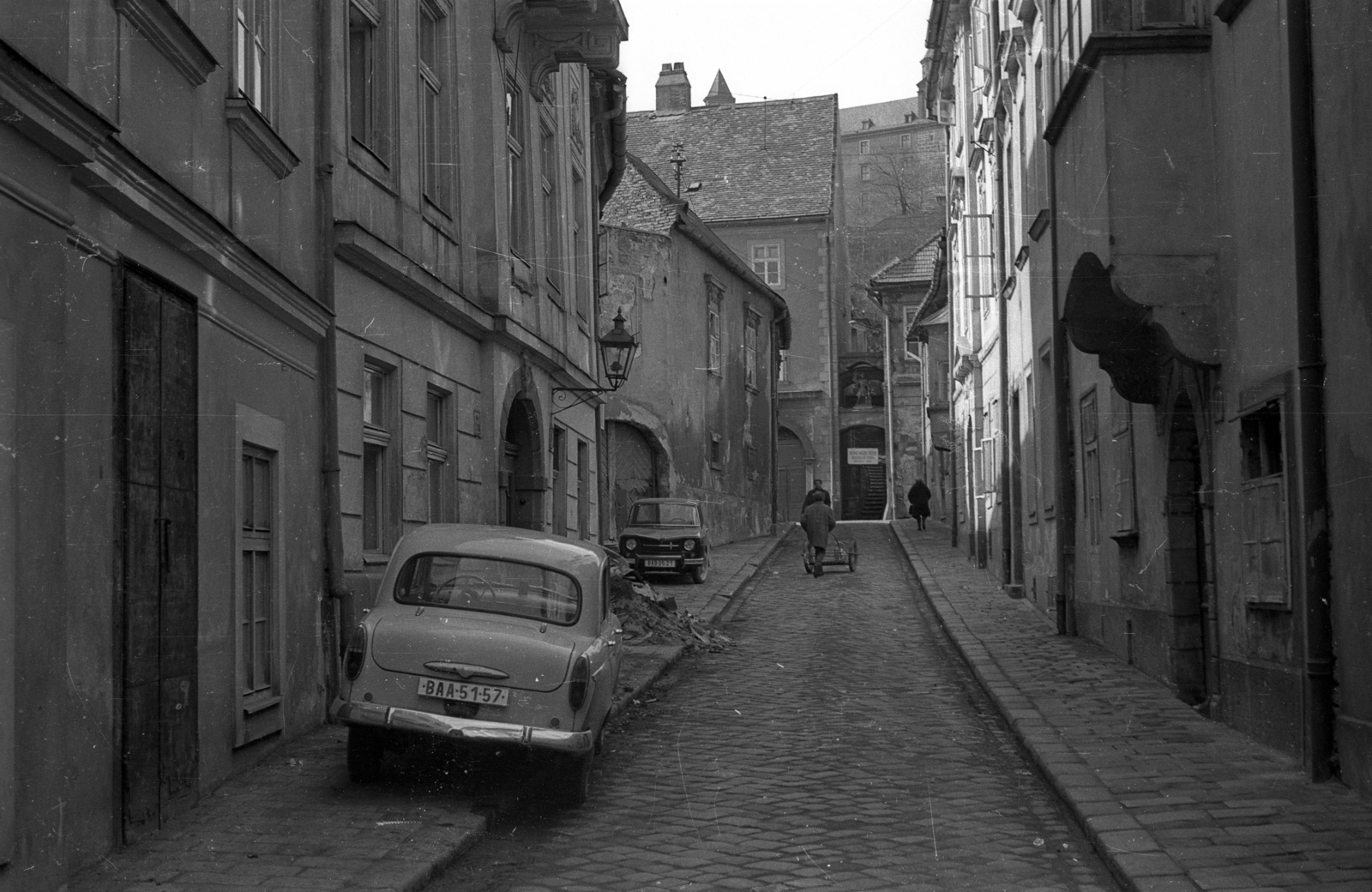 Slovakia, Bratislava, Pázmány Péter (később Prépostská) utca., 1971, Bercsényi Kollégium Fotókör, Czechoslovakia, Skoda-brand, Renault-brand, number plate, Fortepan #134438