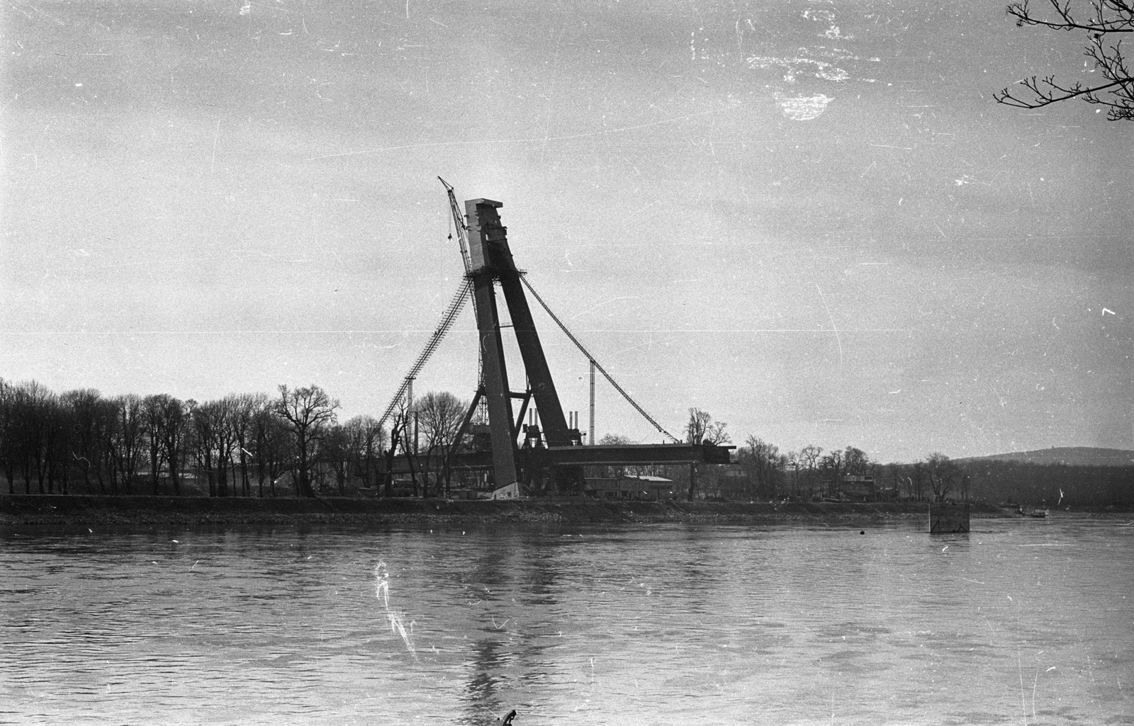 Slovakia, Bratislava, épül az Új híd., 1971, Bercsényi Kollégium Fotókör, bridge, construction, Fortepan #134439