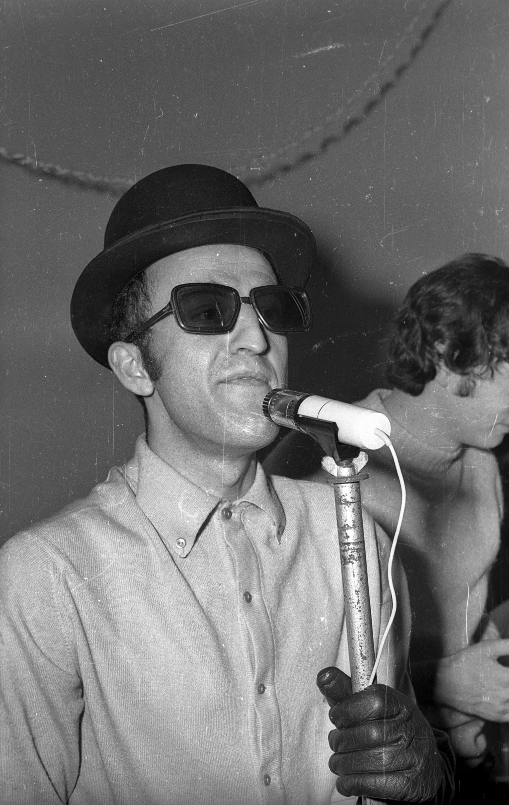 1975, Bercsényi Kollégium Fotókör, mikrofon, kesztyű, keménykalap, énekes, napszemüveg, Fortepan #134445