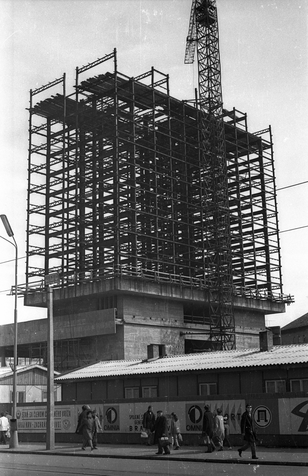 Slovakia, Bratislava, Rajská ulica - Špitálska ulica sarok, a Hotel Kyjev építése., 1971, Bercsényi Kollégium Fotókör, Czechoslovakia, construction, Fortepan #134451