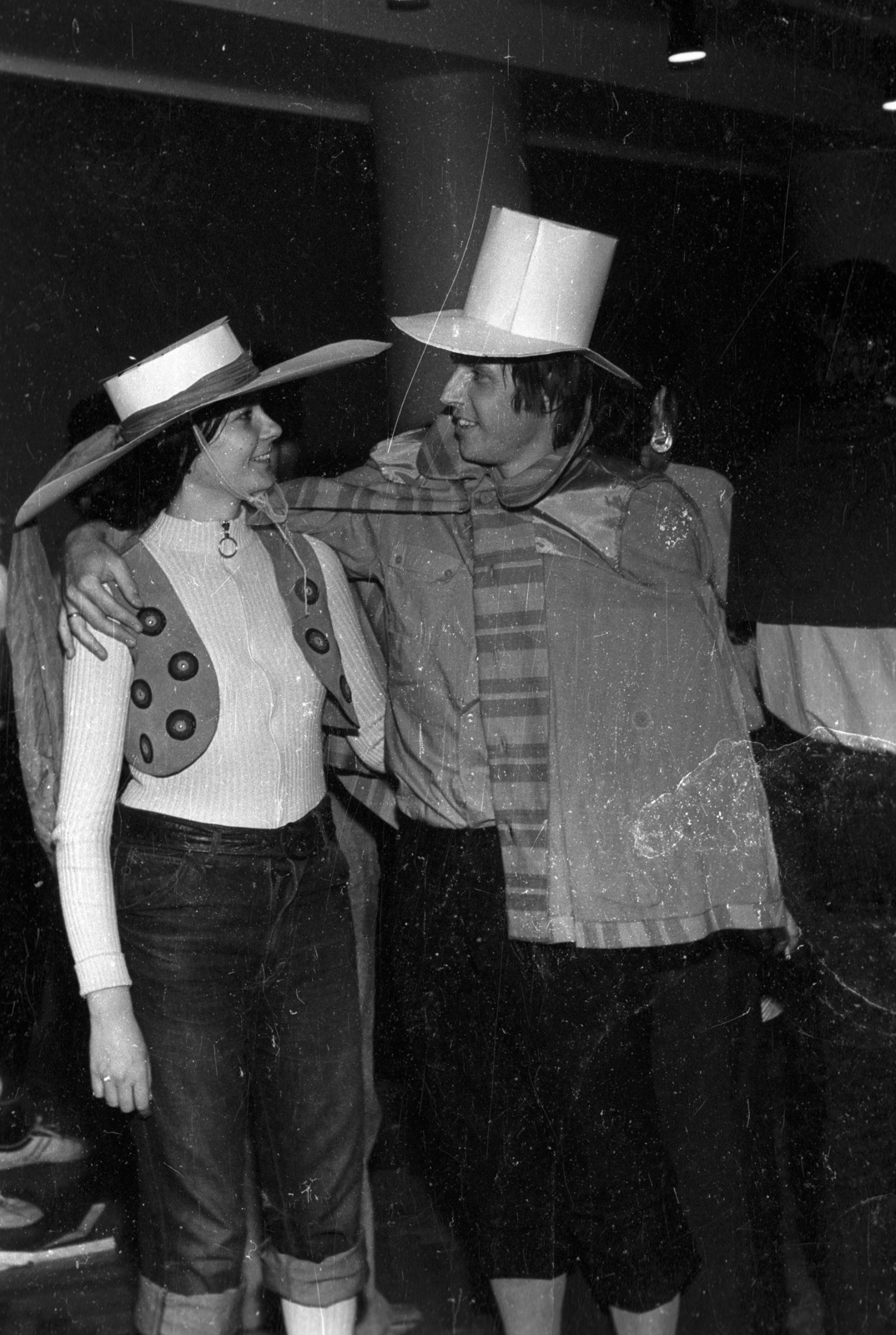 1976, Bercsényi Kollégium Fotókör, átkarol, kalap, Fortepan #134460