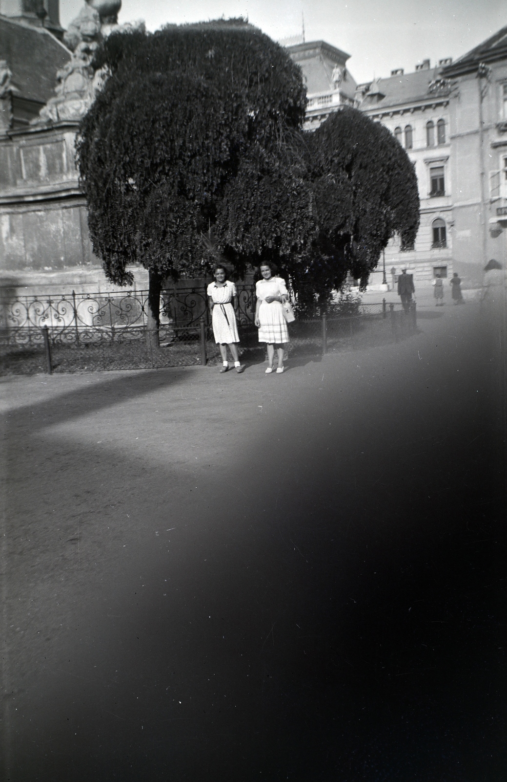 Magyarország, Sopron, Fő (Szentháromság) tér, a felvétel a Szentháromság-szobor talapzata előtt készült, háttérben a Városháza., 1947, Bujdosó Géza, Fortepan #134477