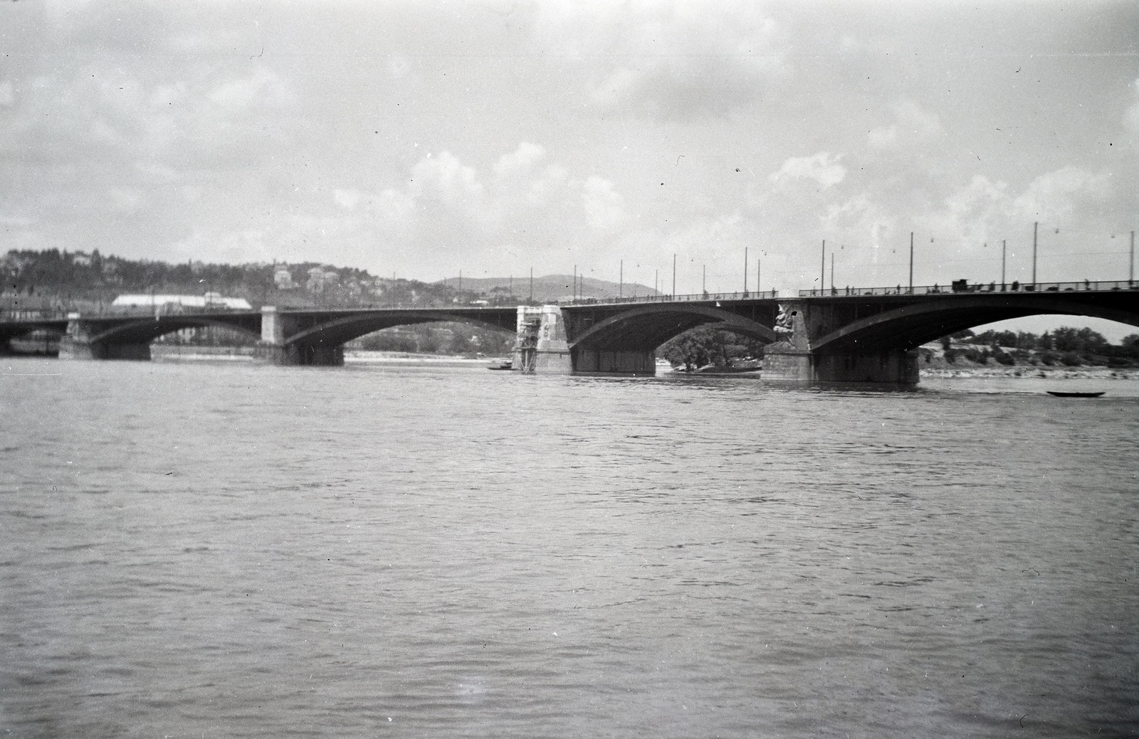 Hungary, Budapest V., az újjáépülő Margit híd a déli oldal átadása után, a pesti alsó rakpartról nézve., 1947, Bujdosó Géza, river, Danube, Budapest, Duna-bridge, Ernest Goüin-design, Fortepan #134478