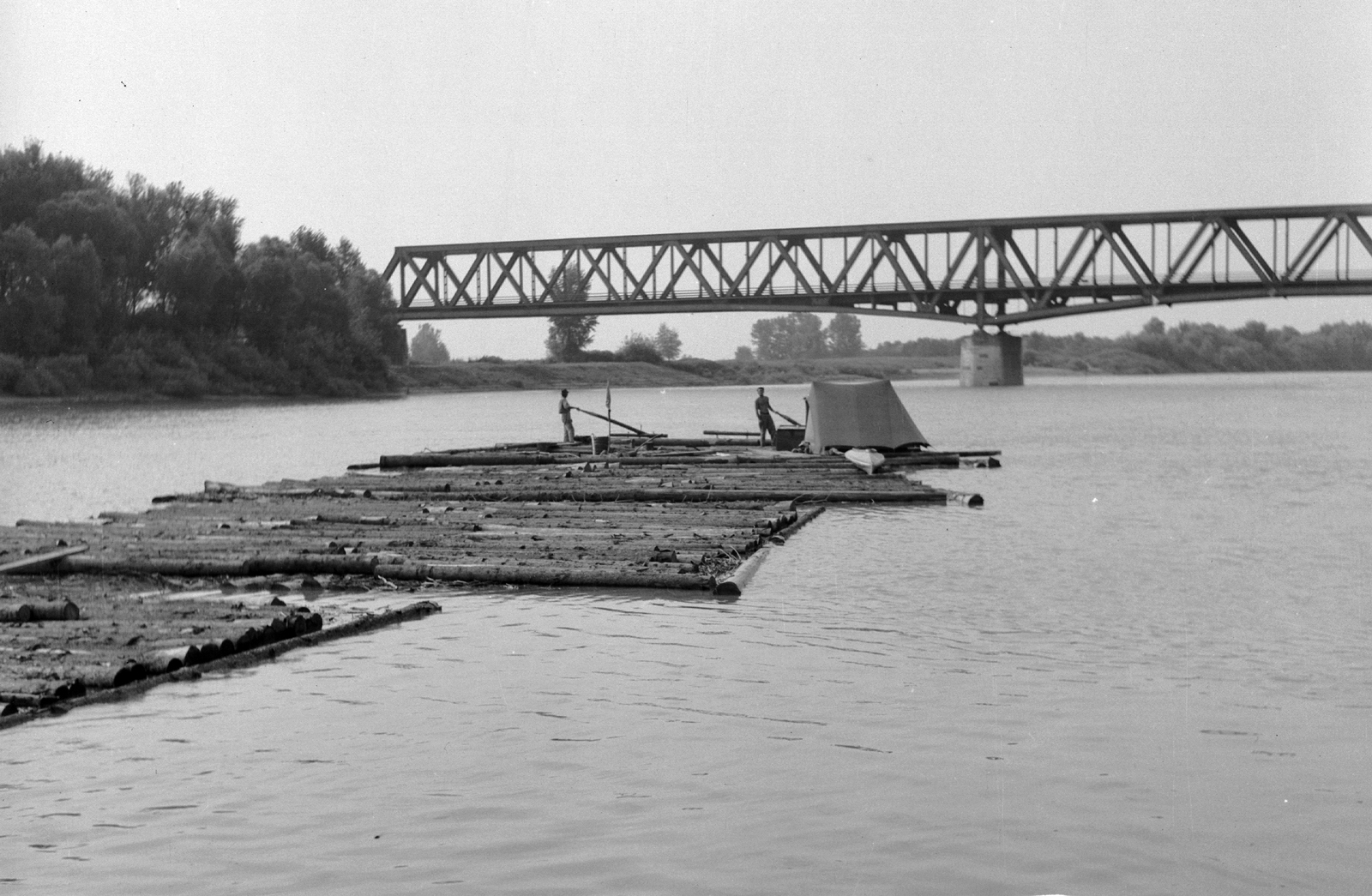 Magyarország, Szolnok, vasúti híd a Tiszán., 1968, Csíkos Ferenc, tutaj, faszállítás, Fortepan #134493