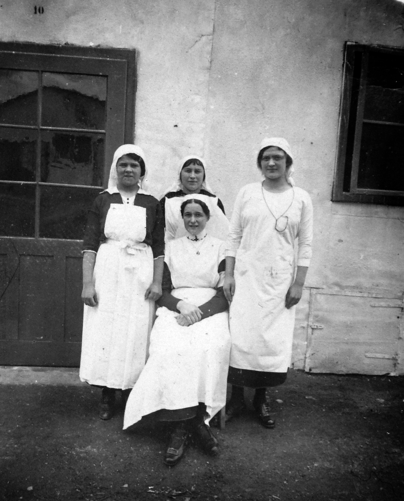 Slovakia, Ružomberok, ápolónők az első világháború alatt, a barakk kórház előtt., 1916, Fortepan, First World War, yard, tableau, women, nurse, Fortepan #13450