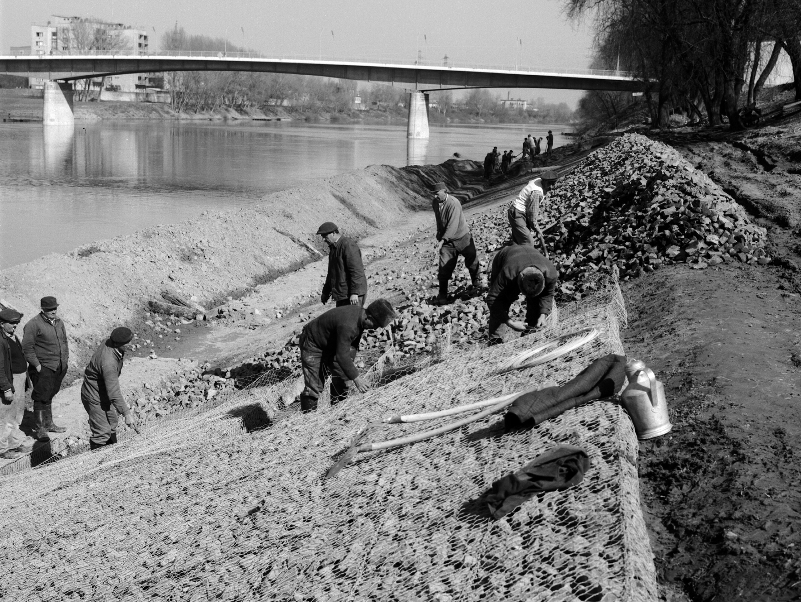 Magyarország, Szolnok, a Tisza-part megerősítése, háttérben a közúti híd., 1972, Csíkos Ferenc, Fortepan #134518