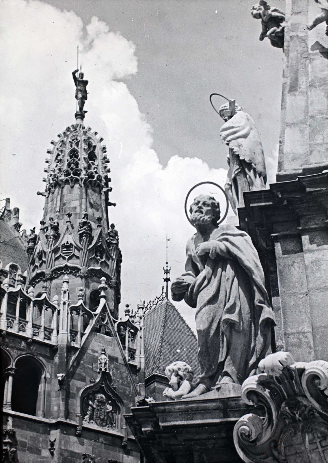 Hungary, Budapest I., Szentháromság tér, Szentháromság-szobor, mögötte a Pénzügyminisztérium., 1934, Friss Ildikó, public building, Neo-Gothic-style, Budapest, Sándor Fellner-design, Fortepan #134534