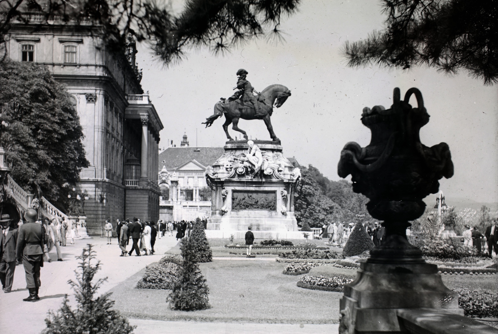 Magyarország, budai Vár, Budapest I., Savoyai terasz, Savoyai Jenő lovasszobra (Róna József, 1899.) a Királyi Palota (később Budavári Palota) előtt., 1934, Friss Ildikó, lovas szobor, Budapest, Savoyai Jenő-ábrázolás, Róna József-terv, Fortepan #134537