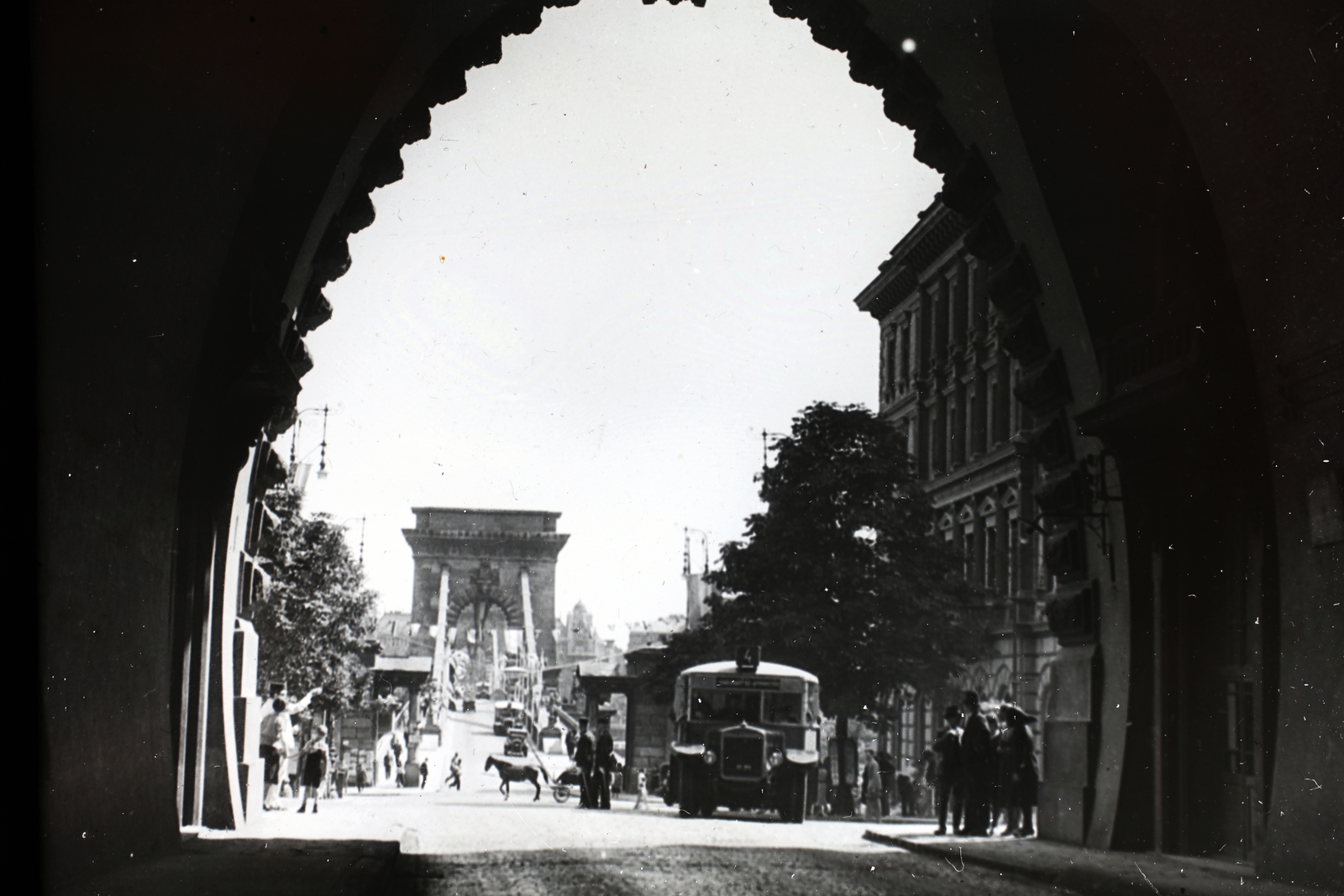 Hungary, Budapest I., a Clark Ádám tér és a Széchenyi Lánchíd az Alagútból nézve., 1934, Friss Ildikó, bridge, tunnel, Budapest, suspension bridge, Duna-bridge, William Tierney Clark-design, public transport line number, Fortepan #134539