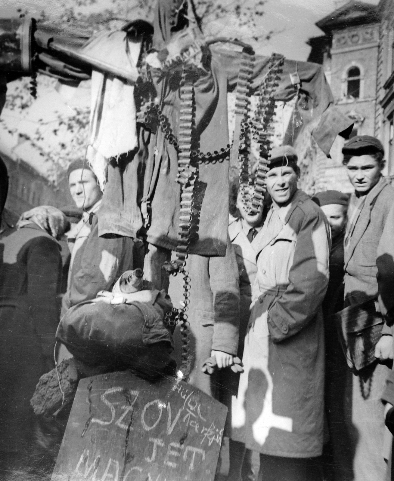 Hungary, Budapest VIII., József körút, háttérben a József utca sarkán álló ház látszik., 1956, Nagy József, sunshine, label, revolution, scarecrow, Soviet soldier, Budapest, harness, Fortepan #13455