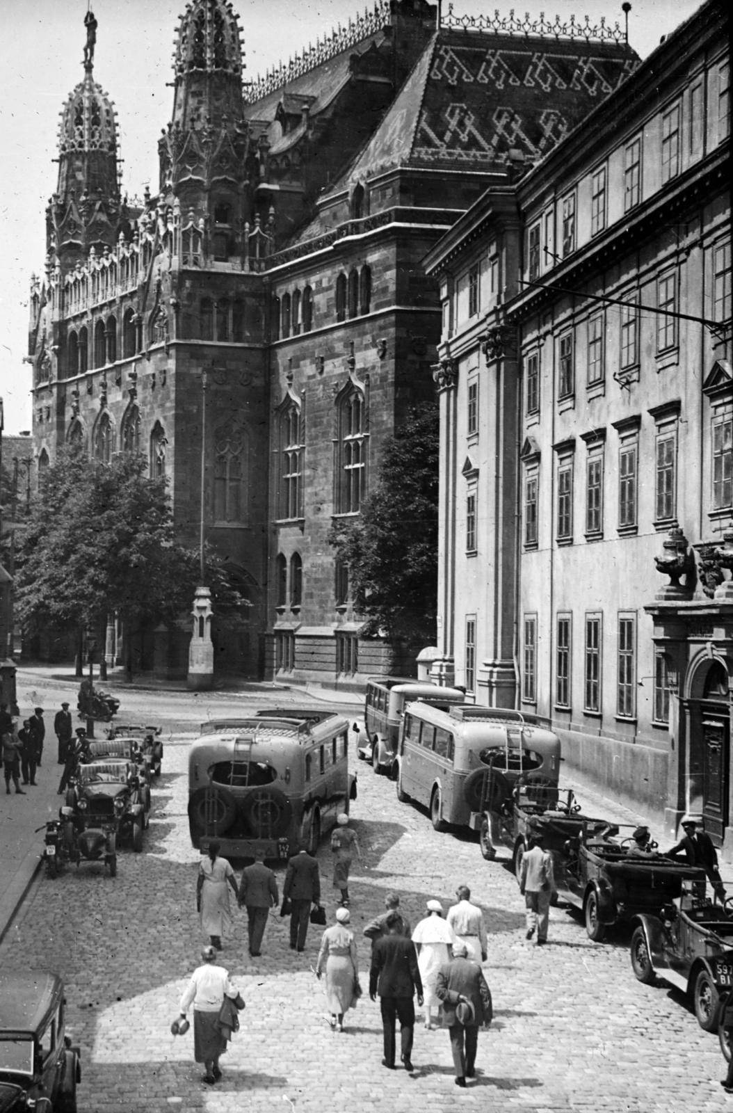 Hungary, Budapest I., Szentháromság tér a Halászbástya felől nézve, jobb oldalon a Pénzügyminisztérium két épülete (jobb szélen az egykori jezsuita kollégium, ma a Hilton szálló van a helyén)., 1934, Friss Ildikó, Budapest, Fortepan #134554