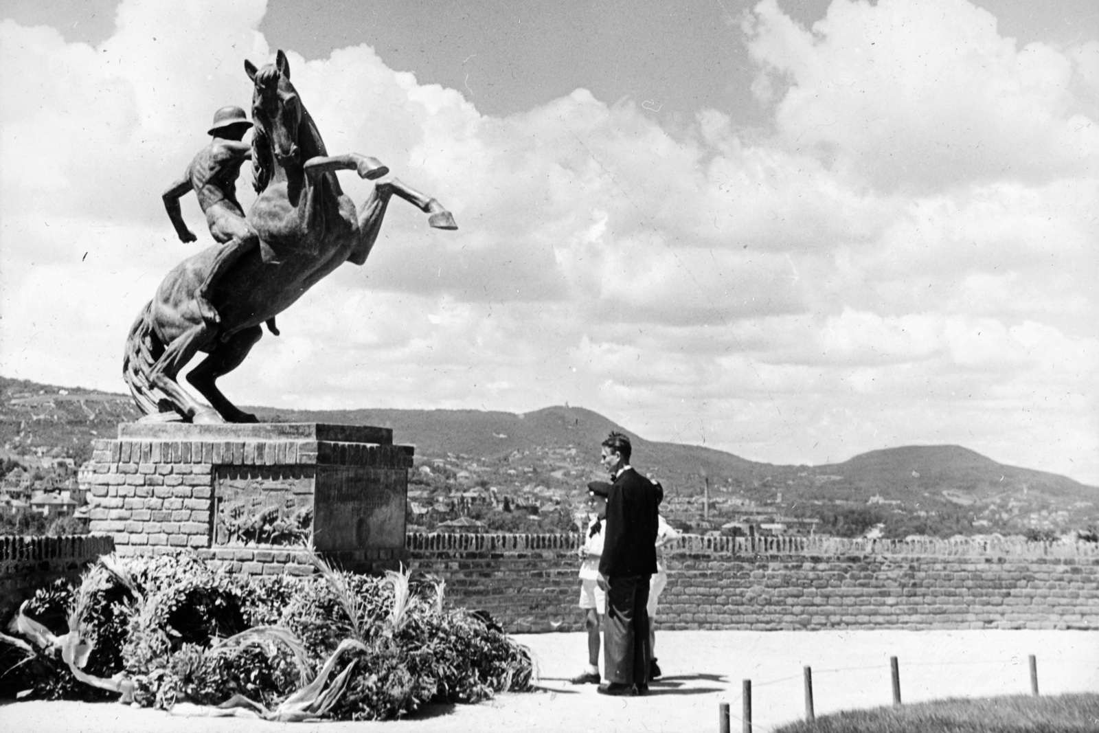 Hungary, Budapest I., Tóth Árpád sétány (Gróf Bethlen István bástyasétány), Veli bej rondella, az Erdélyi kettes huszárok hősi emlékműve (Petri Lajos, 1934.)., 1934, Friss Ildikó, horse sculpture, Budapest, Fortepan #134555