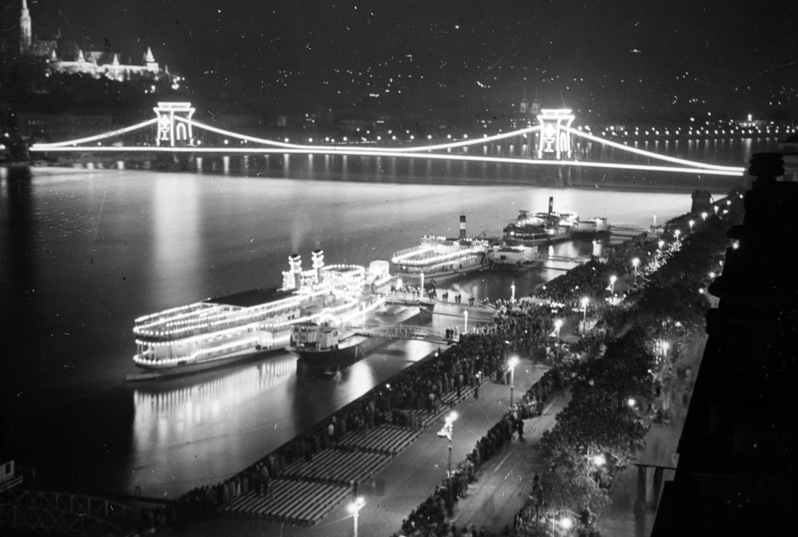 Hungary, Budapest V., a kikötőben a kivilágított Szent István gőzhajó, az Eucharisztikus Világkongresszus alkalmával 1938. május 26-án rendezett hajós körmenet indulásakor., 1938, Friss Ildikó, floodlighting, Budapest, Fortepan #134556