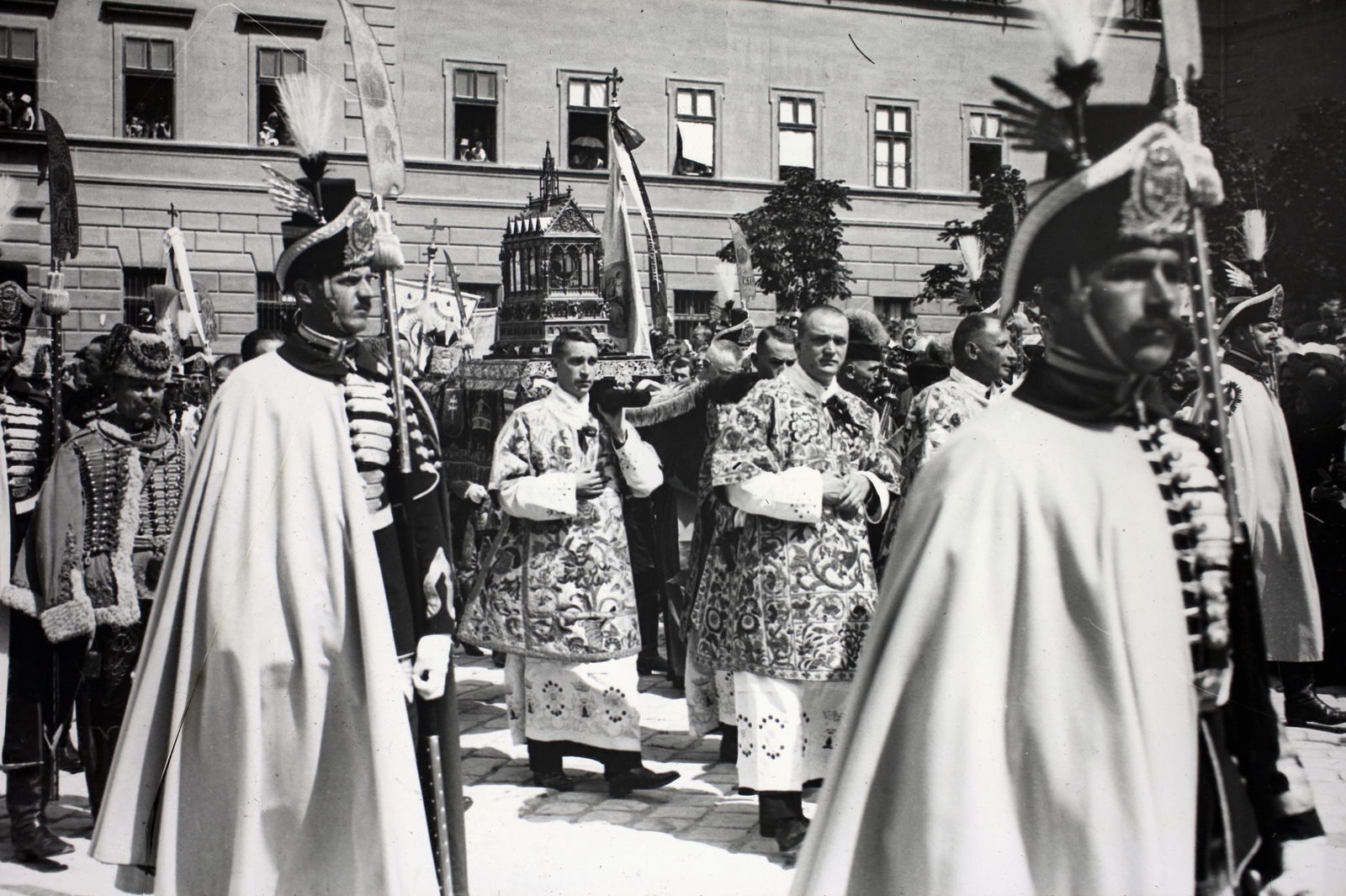 Hungary, Budapest I., Kapisztrán tér, Szent Jobb körmenet, háttérben a Hadtörténeti Múzeum épülete., 1934, Friss Ildikó, Budapest, guard of honour, relic, Fortepan #134561