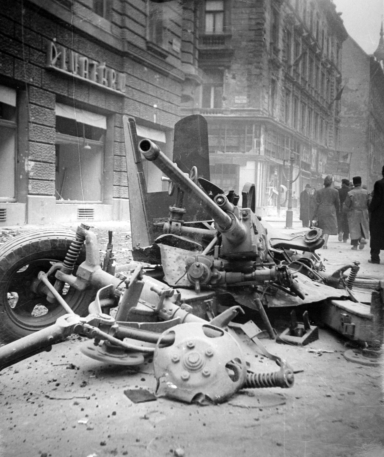 Hungary, Budapest VII., Rákóczi út, háttérben a Hársfa utca sarkán álló ház látszik., 1956, Nagy József, revolution, pedestrian, street view, wreck, cannon, store display, damaged building, Budapest, air defense, Anti aircraft cannon, Fortepan #13457