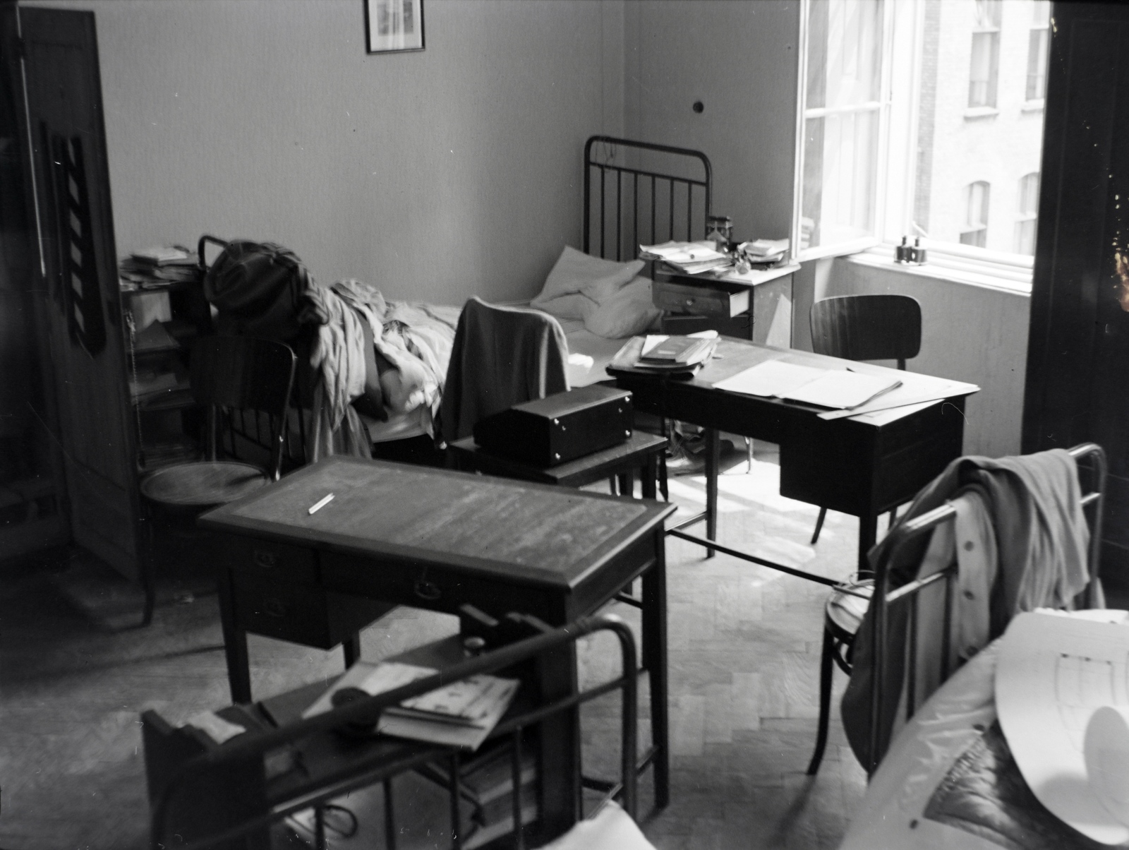 Hungary, Budapest VIII., Üllői út 24., az Evangélikus Egyház országos központja, kollégium. Az ablakon át a Pázmány Péter Tudományegyetem (később Semmelweis Egyetem) Belgyógyászati Klinikája látható., 1939, Fortepan/Album018, Budapest, mess, Fortepan #134572