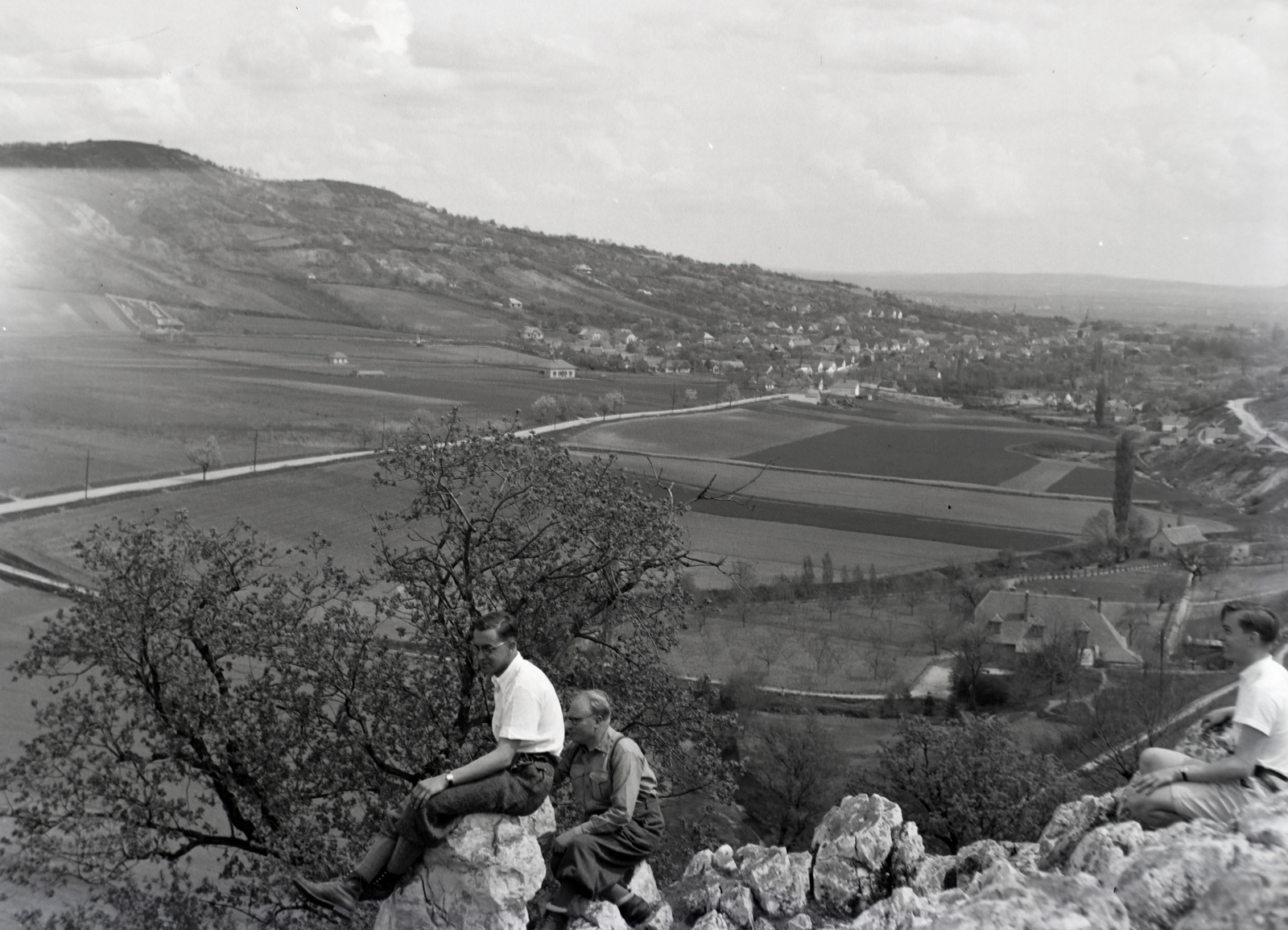 Hungary, Pomáz, a település a Delelő-dombról nézve., 1939, Fortepan/Album018, sitting on a rock, Fortepan #134587