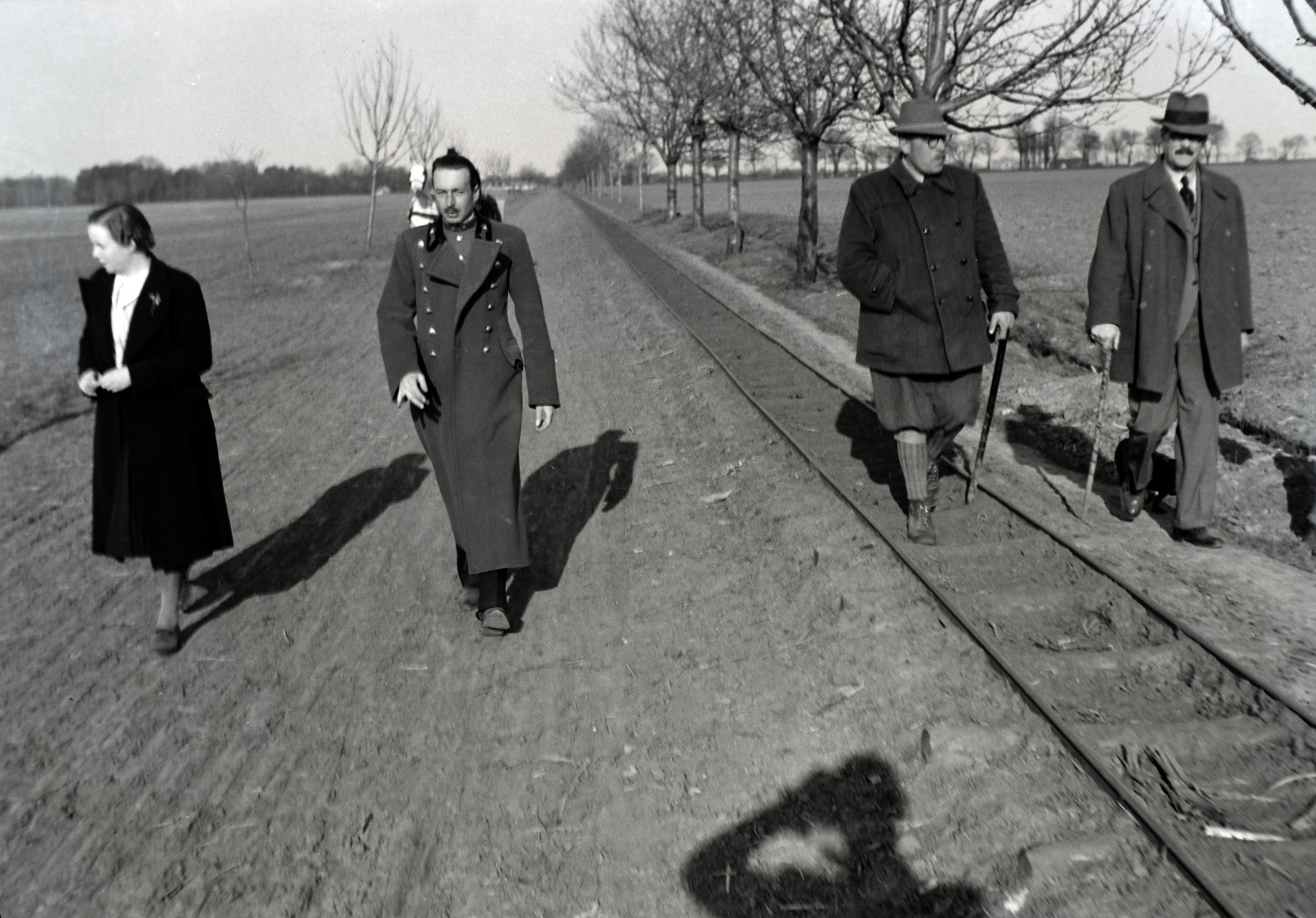 Hungary, Bóly, (Németbóly), a település és Békáspuszta közötti gazdasági vasútvonalon készült a felvétel. Jobbról id. Manninger Gusztáv Adolf mezőgazdász a Montenuovo-birtokok jószágkormányzója, Montenuovo Nándor (Alfred Ferdinand von Montenuovo) herceg., 1939, Fortepan/Album018, narrow-gauge railway, Fortepan #134594