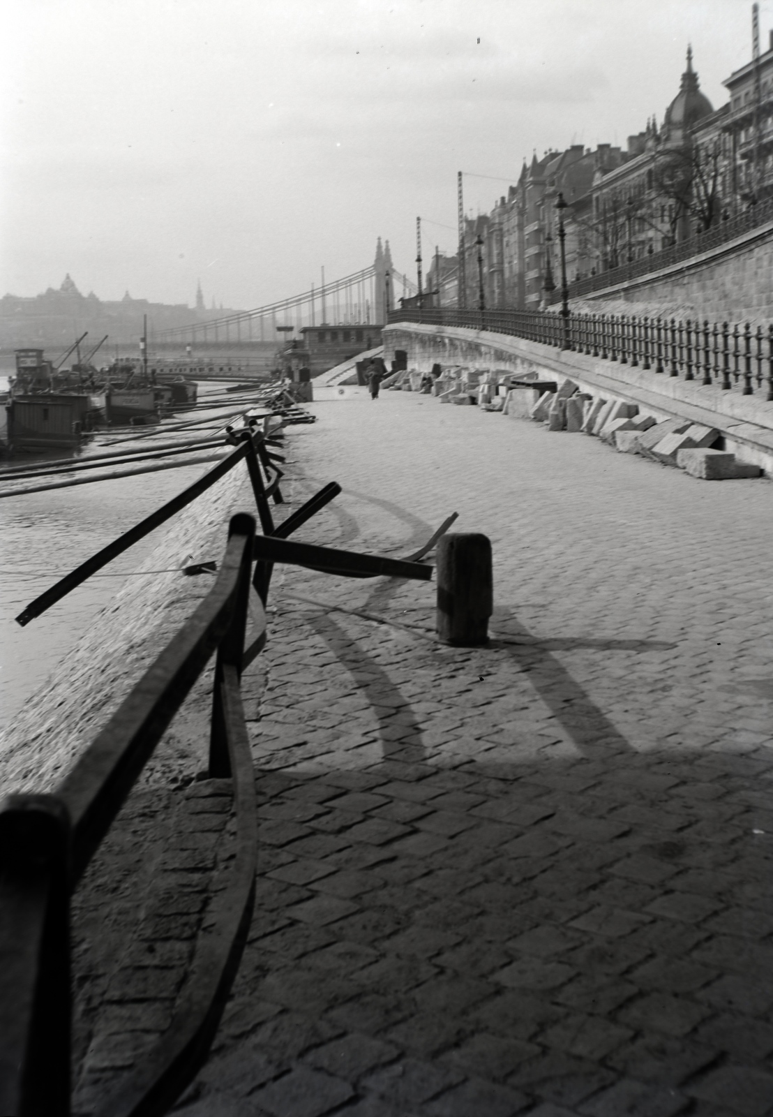 Hungary, Budapest V., a pesti alsó rakpart a Szabadság (Ferenc József) hídtól az Erzsébet híd felé nézve., 1939, Fortepan/Album018, cobblestones, Budapest, Fortepan #134599