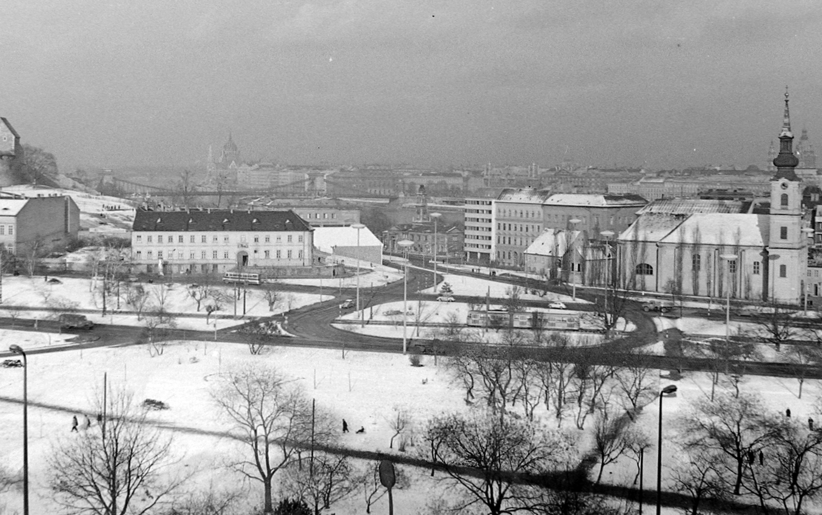 Hungary, Tabán, Budapest I., kilátás a Gellérthegyről a Szarvas tér és az Alexandriai Szent Katalin-templom felé., 1967, Fortepan, winter, bus, tram, picture, Bengali tramway, Budapest, suspension bridge, William Tierney Clark-design, Fortepan #1346