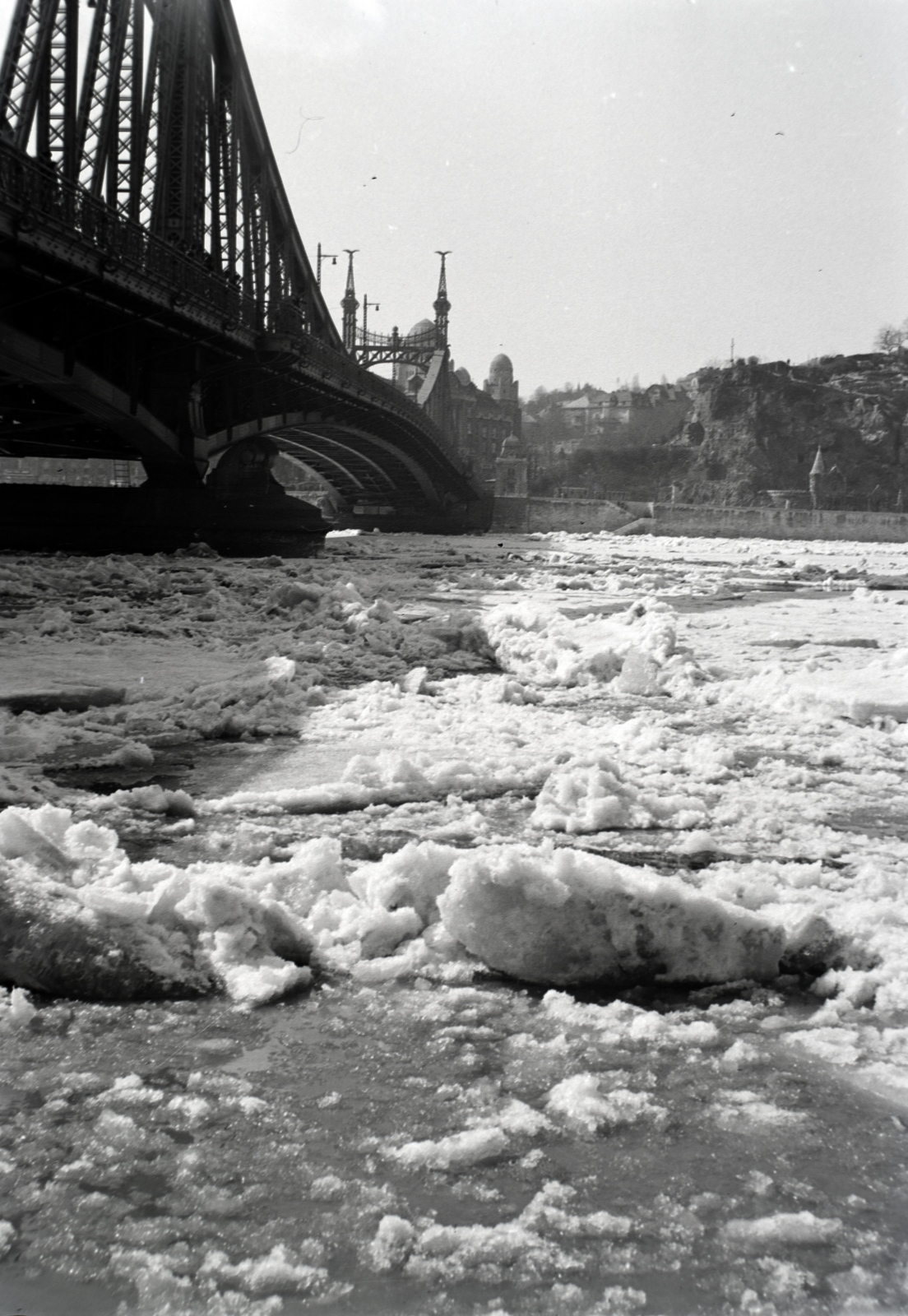 Hungary, Budapest V.,Budapest XI., jégzajlás a Dunán a pesti alsó rakpartról nézve, balra a Szabadság (Ferenc József) híd, szemben a Szent Gellért rakpart., 1939, Fortepan/Album018, winter, ice field;ice float, Danube, Budapest, Duna-bridge, János Feketeházy-design, Fortepan #134602