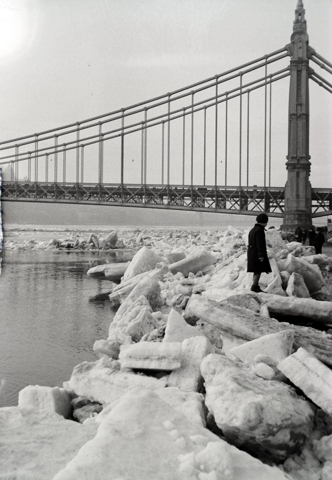 Hungary, Budapest V., feltorlódott jég a pesti alsó rakpartnál az Erzsébet híd közelében., 1939, Fortepan/Album018, winter, ice field;ice float, Budapest, Fortepan #134605