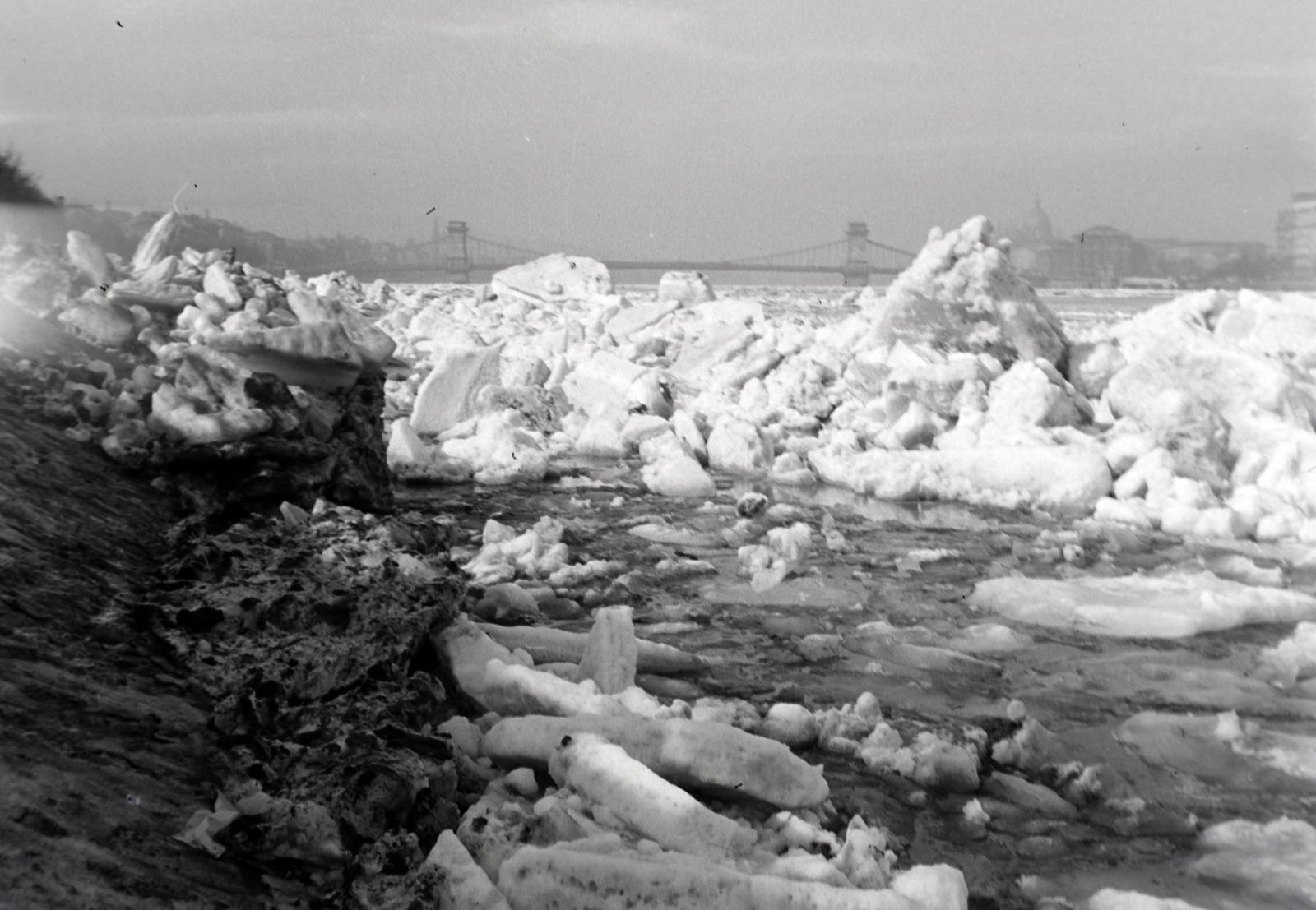 Hungary, Budapest I., feltorlódott jég a budai alsó rakpartnál az Erzsébet híd közelében, háttérben a Széchenyi Lánchíd., 1940, Fortepan/Album018, ice field;ice float, Budapest, Fortepan #134606