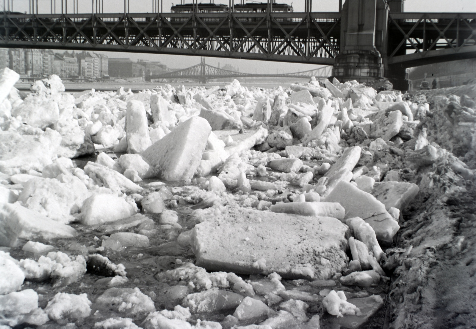 Hungary, Budapest I., feltorlódott jég a budai alsó rakpartnál. Háttérben az Erzsébet híd és a Szabadság (Ferenc József) híd., 1940, Fortepan/Album018, ice field;ice float, Budapest, Fortepan #134607