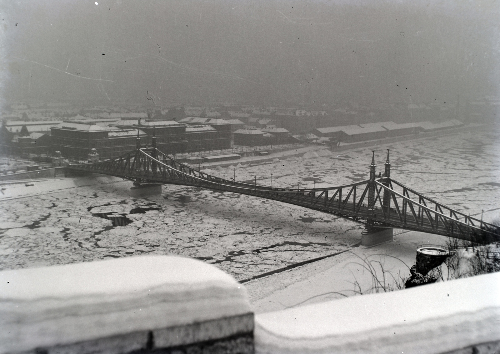 Hungary, Budapest XI., kilátás a Szabadság (Ferenc József) híd és a Fővám tér felé., 1940, Fortepan/Album018, river, Danube, ice breaking, Budapest, Duna-bridge, János Feketeházy-design, Fortepan #134625