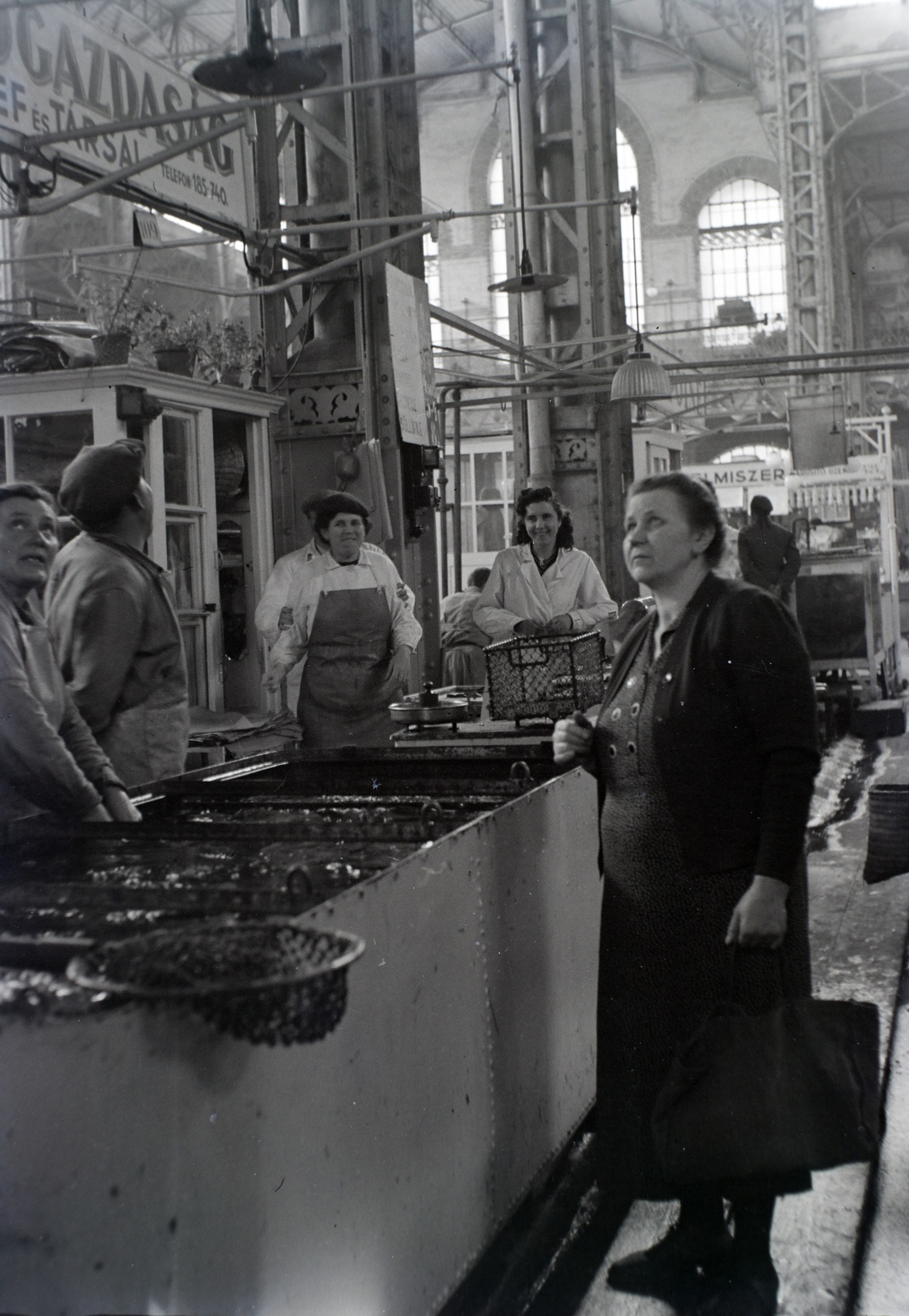 Magyarország, Budapest IX., Fővám tér, Központi Vásárcsarnok, a Sumonyi Tógazdaság halárudája., 1940, Fortepan/Album018, halászat, Budapest, merítőháló, Fortepan #134648