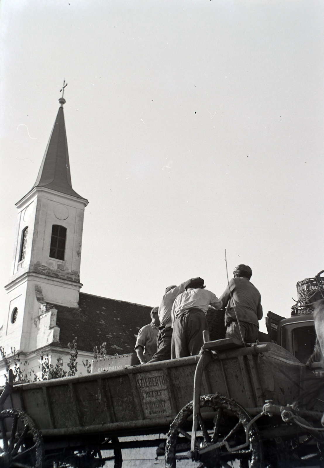 Hungary, Sumony, Petőfi Sándor utca 44., Szent Zsigmond király vértanú templom., 1940, Fortepan/Album018, chariot, Fortepan #134653