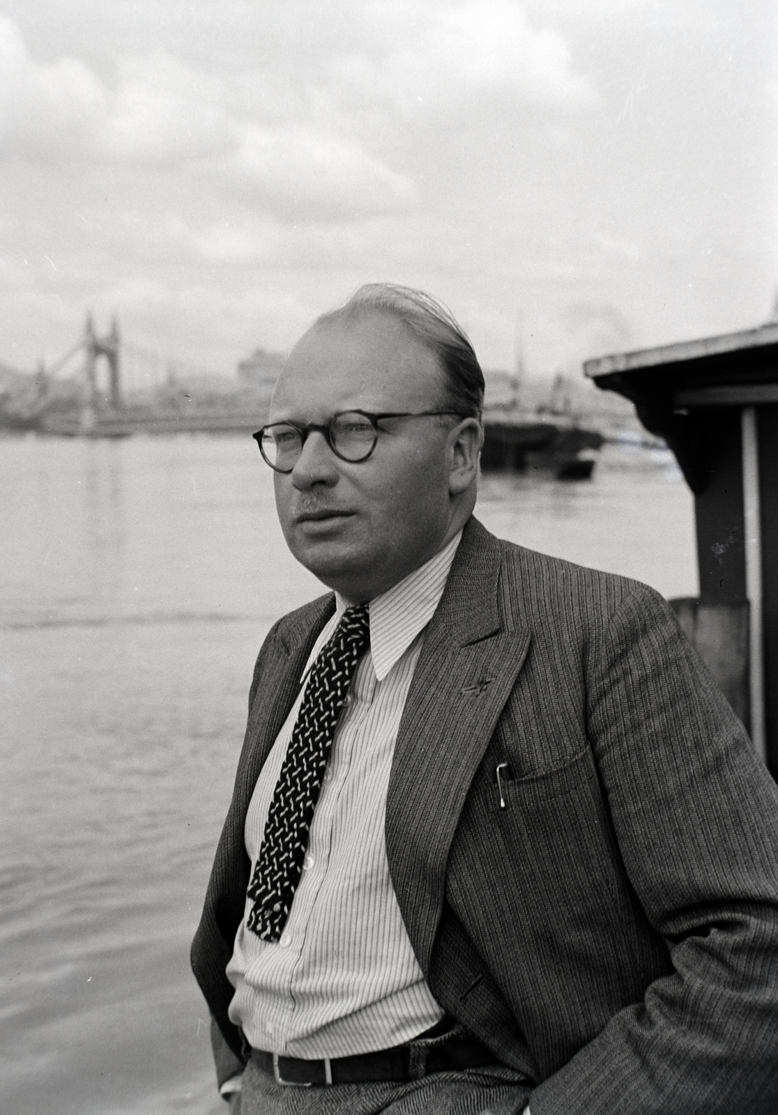 Hungary, Budapest V., a felvétel a Szabadság (Ferenc József) híd közelében, a pesti alsó rakpartnál kikötött haltároló bárkán készült, háttérben az Erzsébet híd. Uzoni László, a Sumonyi tógazdaság ügyvezető igazgatója., 1940, Fortepan/Album018, Budapest, portrait, man, tie, Fortepan #134671