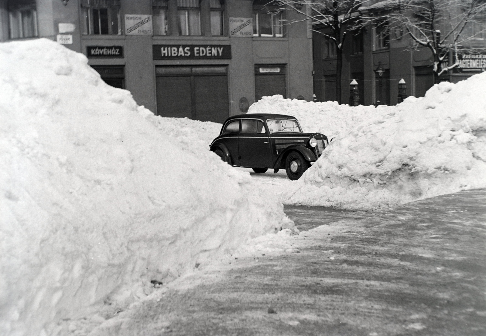 Hungary, Budapest V., Fővám tér, háttérben a 2-3. számú ház., 1940, Fortepan/Album018, winter, snow, coffee house, automobile, Budapest, snowy landscape, Fortepan #134672