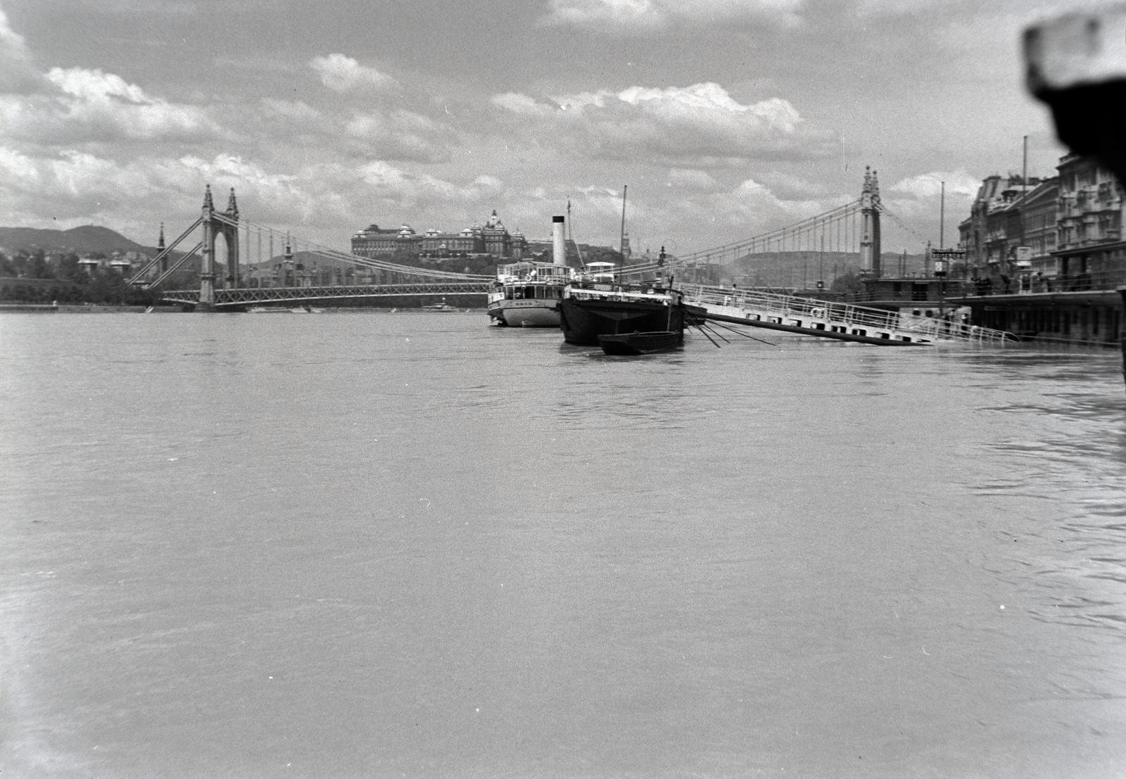 Hungary, Budapest, kilátás a Szabadság (Ferenc József) hídtól az Erzsébet híd és a Királyi Palota (később Budavári Palota) felé. Árvíz., 1940, Fortepan/Album018, flood, Danube, Fortepan #134679