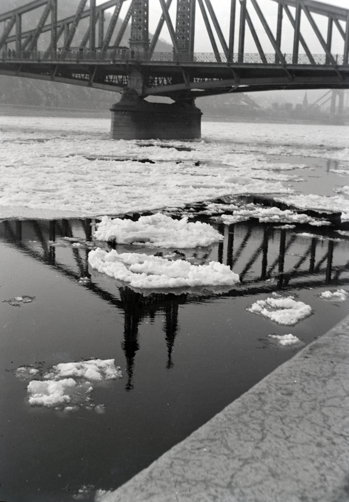 Hungary, Budapest IX., pesti alsó rakpart a Fővám térnél, szemben a Szabadság (Ferenc József) híd., 1941, Fortepan/Album018, reflection, river, water surface, ice field;ice float, Danube, Budapest, Duna-bridge, Fortepan #134689