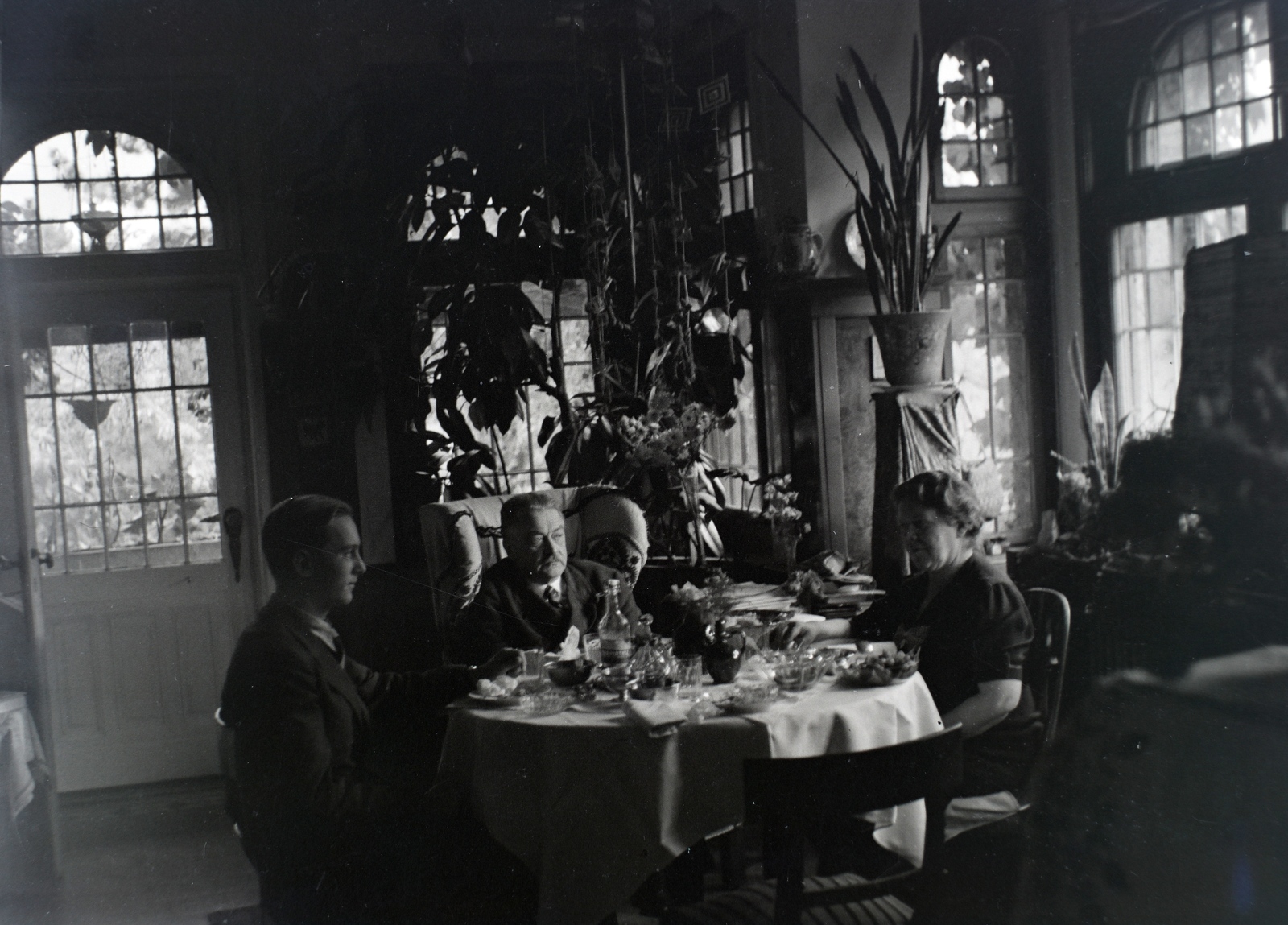 Hungary, Budapest II., Kuruclesi út 15/b, a Manninger villa üveg verandáján kozépen dr. Manninger Vilmos sebész, jobbra felesége Grill Júlia, balra Manninger István (később növénynemesítő, a mezőgazdasági tudományok kandidátusa)., 1941, Fortepan/Album018, Budapest, Fortepan #134694