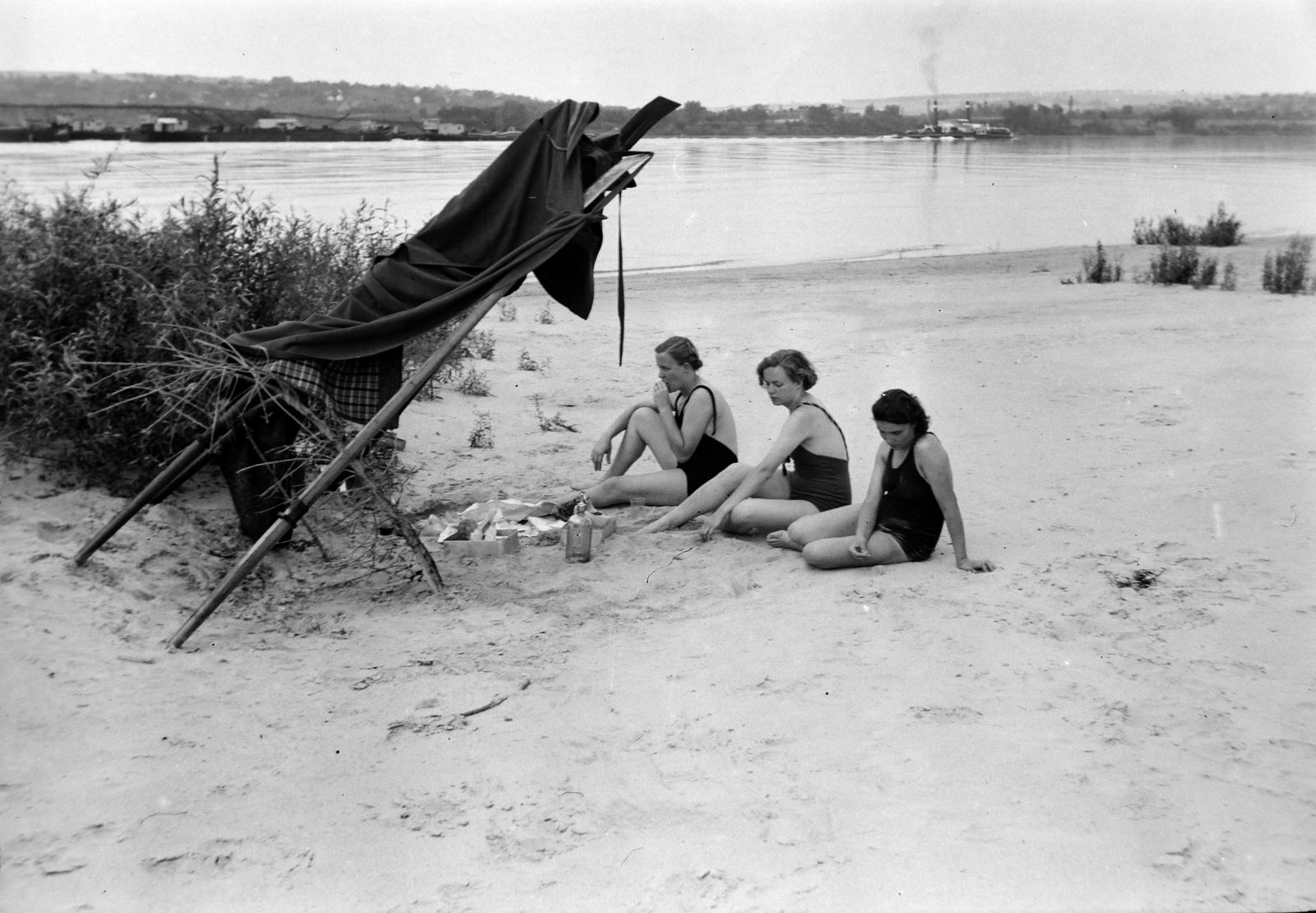 1941, Fortepan/Album018, shore, bathing suit, paddle, picnic, three people, Fortepan #134696