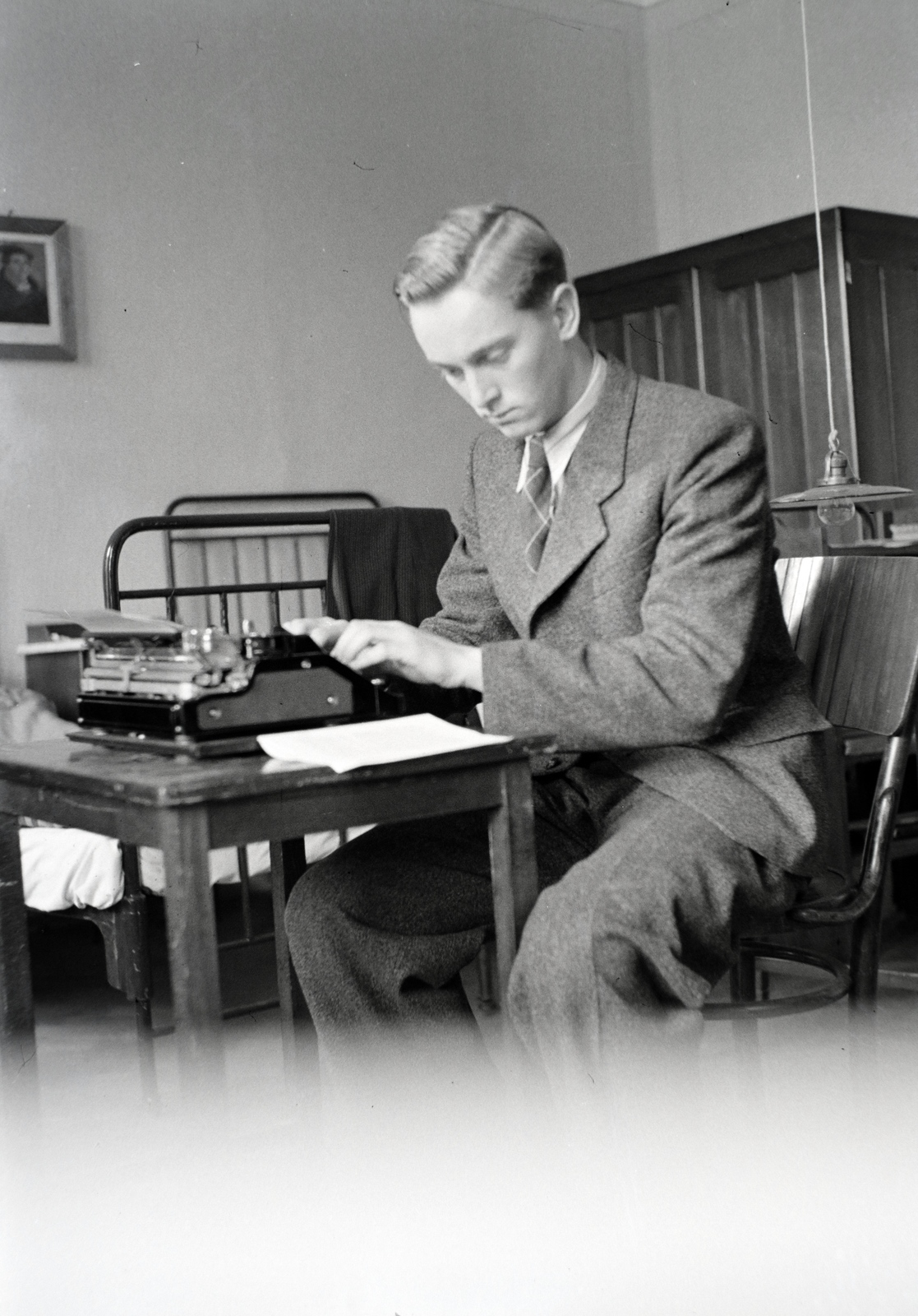 Hungary, Budapest VIII., Üllői út 24., kollégium az Evangélikus Egyház országos központjában. Manninger István (később növénynemesítő, a mezőgazdasági tudományok kandidátusa)., 1941, Fortepan/Album018, typewriter, Budapest, suit, iron bed, Fortepan #134708