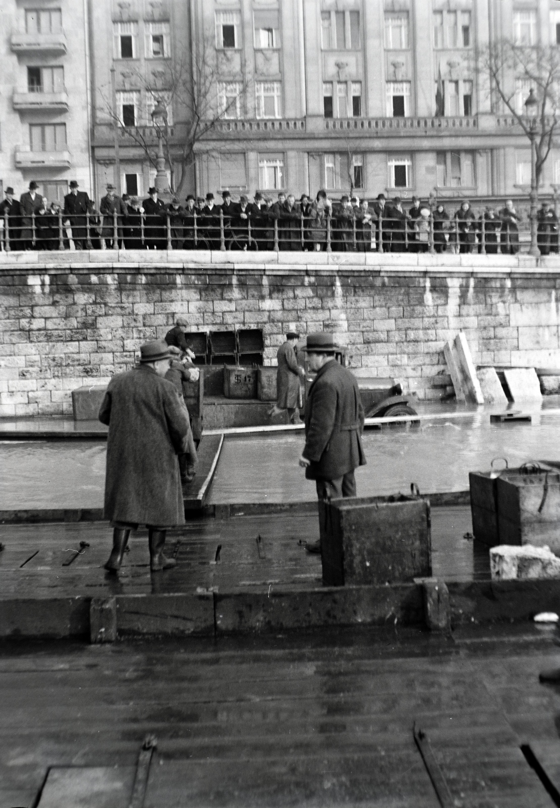 Hungary, Budapest V., haltároló bárkák árvíz idején a pesti alsó rakpartnál, a Szabadság (Ferenc József) híd közelében. Fent a Belgrád (Ferenc József) rakpart 2. és 1. számú ház látszik., 1941, Fortepan/Album018, fishing, Budapest, Fortepan #134711