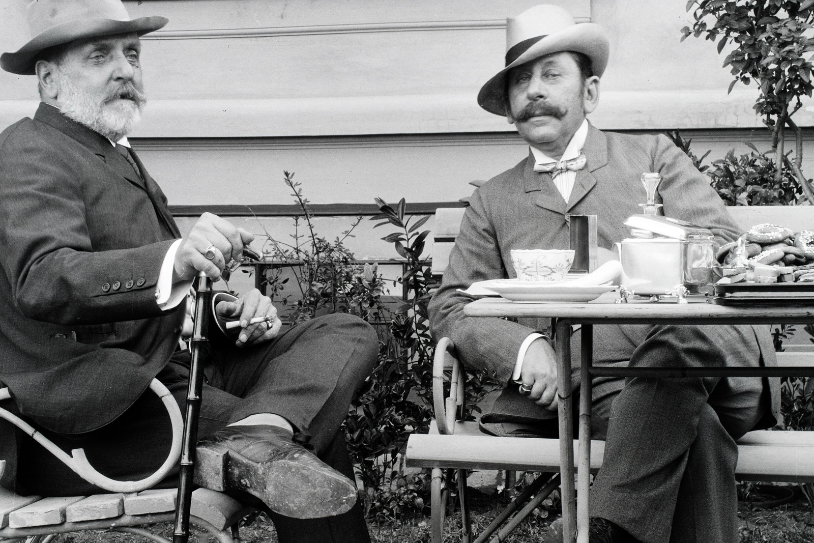 Hungary, Tengelic, Közép-Tengelic, Csapó-kastély, gróf Bezerédj Pál és ifjabb Csapó Vilmos., 1915, Kecskeméti Attila, walking cane, china, cross-legged sitting, leg over leg, Fortepan #134720