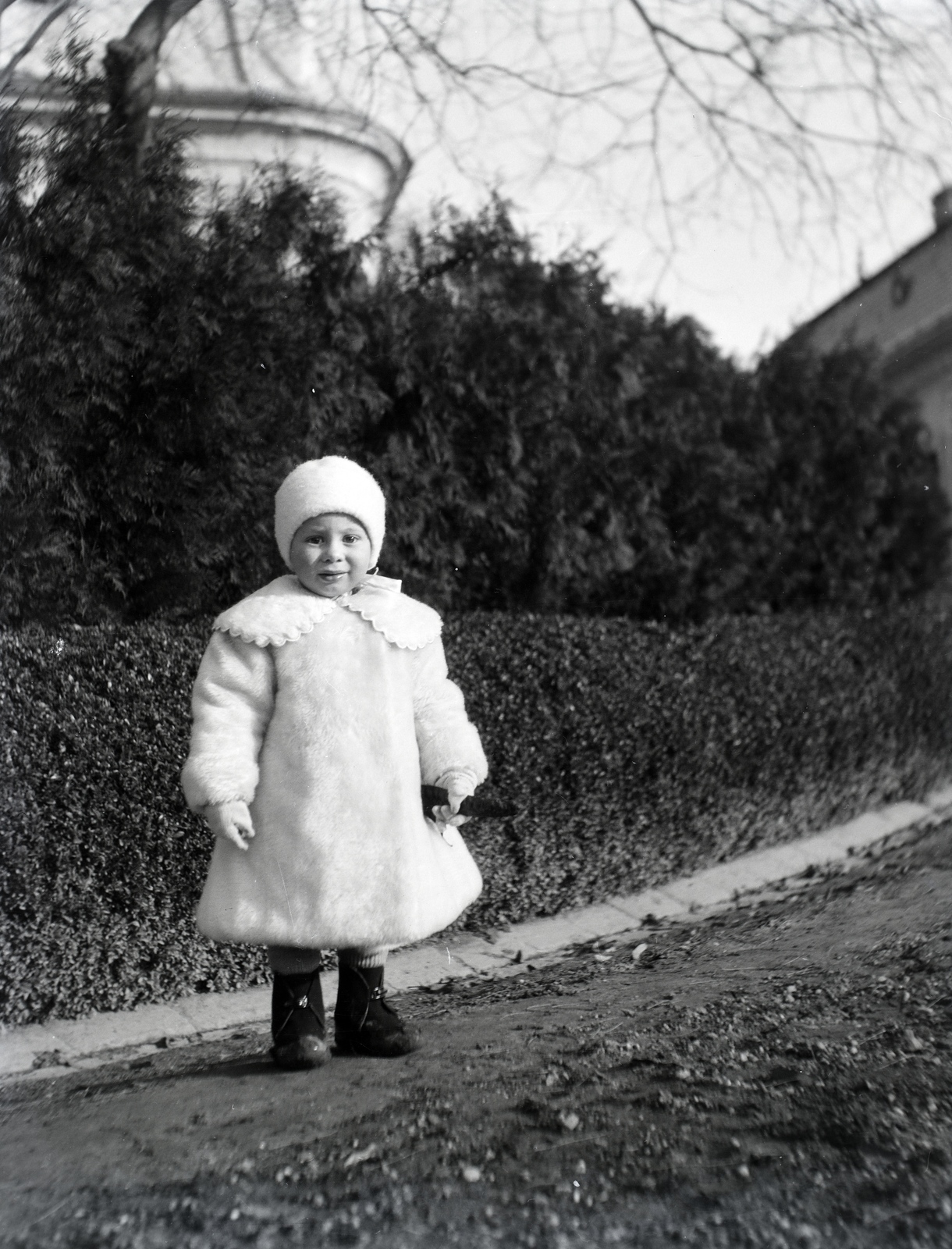 Magyarország, Tengelic, Közép-Tengelic, háttérben a Csapó-kastély., 1915, Kecskeméti Attila, gyermek, gyerek, bunda, Fortepan #134731