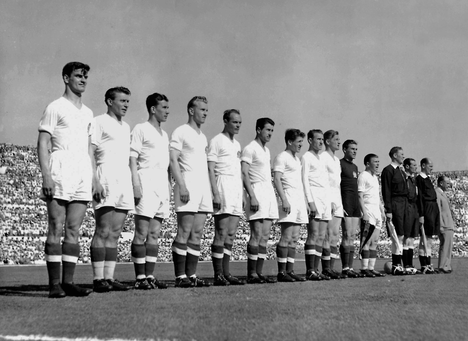 Olaszország, Róma, Stadio dei Centomila, 1953. május 17., Olaszország - Magyarország 0:3. A magyar csapat: Kocsis, Budai, Zakariás, Lantos, Buzánszky, Bozsik, Czibor, Hidegkúti, Lóránt, Grosics, Puskás. A Puskás mellett álló taccsbíró az a William Ling, aki egy évvel később a VB döntőt vezette., 1953, Kovács József, labdarúgás, futballcsapat, aranycsapat, nagyság szerint, Fortepan #134740