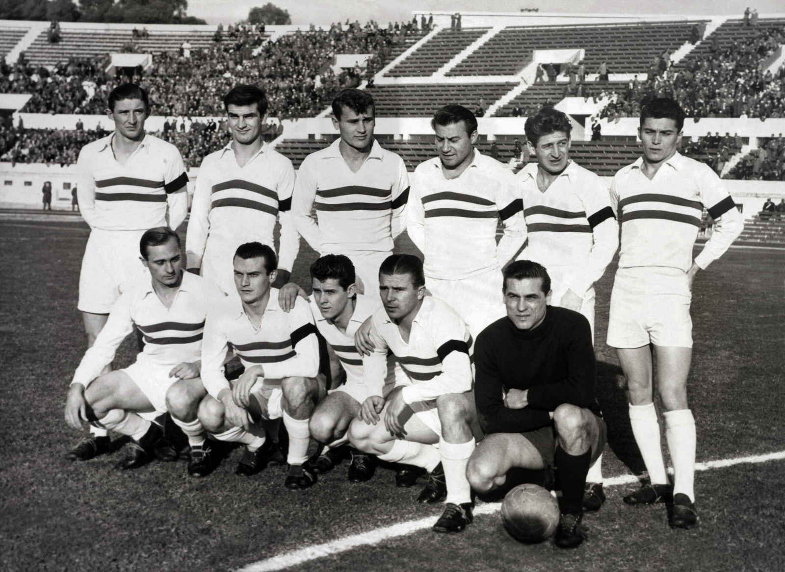 Italy, Rome, Stadio dei Centomila, 1956. december 12. AS Roma - Bp. Honvéd 3:2. A Honvéd csapata, állnak: Bányai, Kocsis, Tichy, Budai II., Czibor, Kotász, guggolnak: Rákóczi, Dudás, Törőcsik, Puskás, Grosics (meghívott játékos). A játékosokon a fekete karszalag a forradalom áldozataira emlékeztet., 1956, Kovács József, football, soccer team, Fortepan #134741