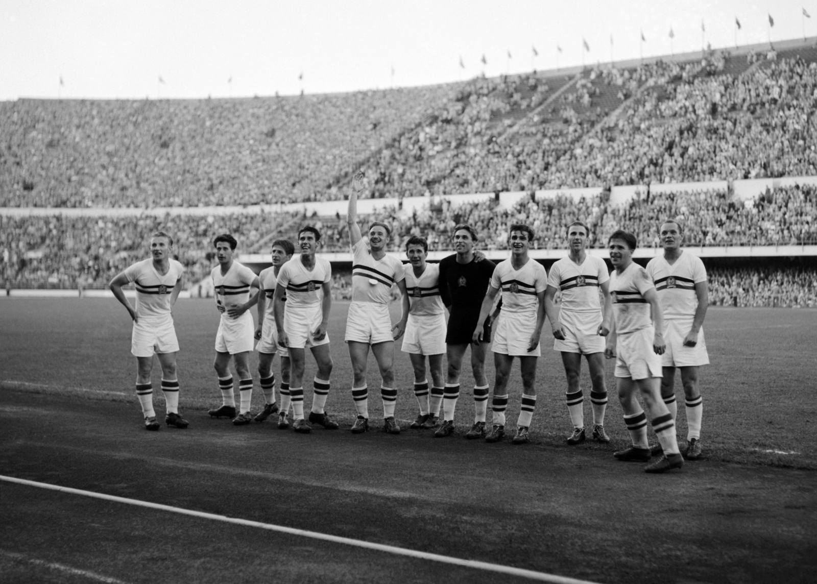 Finland, Helsinki, XV. nyári olimpiai játékok, Olimpiai Stadion. A magyar válogatott a döntő után (Magyarország - Jugoszlávia 2:0). Lantos, Bozsik, Czibor, Palotás, Lóránt, Zakariás, Grosics, Kocsis, Hidegkúti, Puskás, Buzánszky., 1952, Kovács József, soccer team, celebrity, Olympics, Fortepan #134743