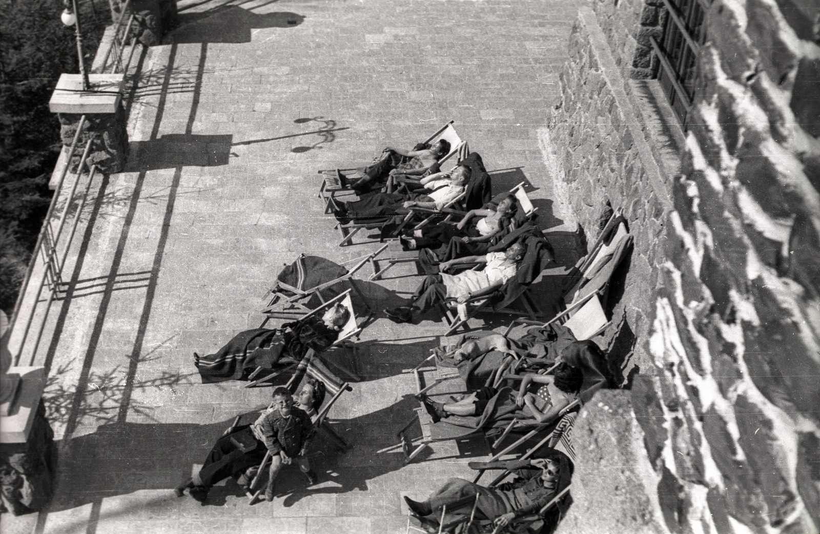 Hungary, Kékestető, Kékes Szálló (később Mátrai Gyógyintézet)., 1941, Fortepan/Album021, sunbathe, deck chair, Fortepan #134750