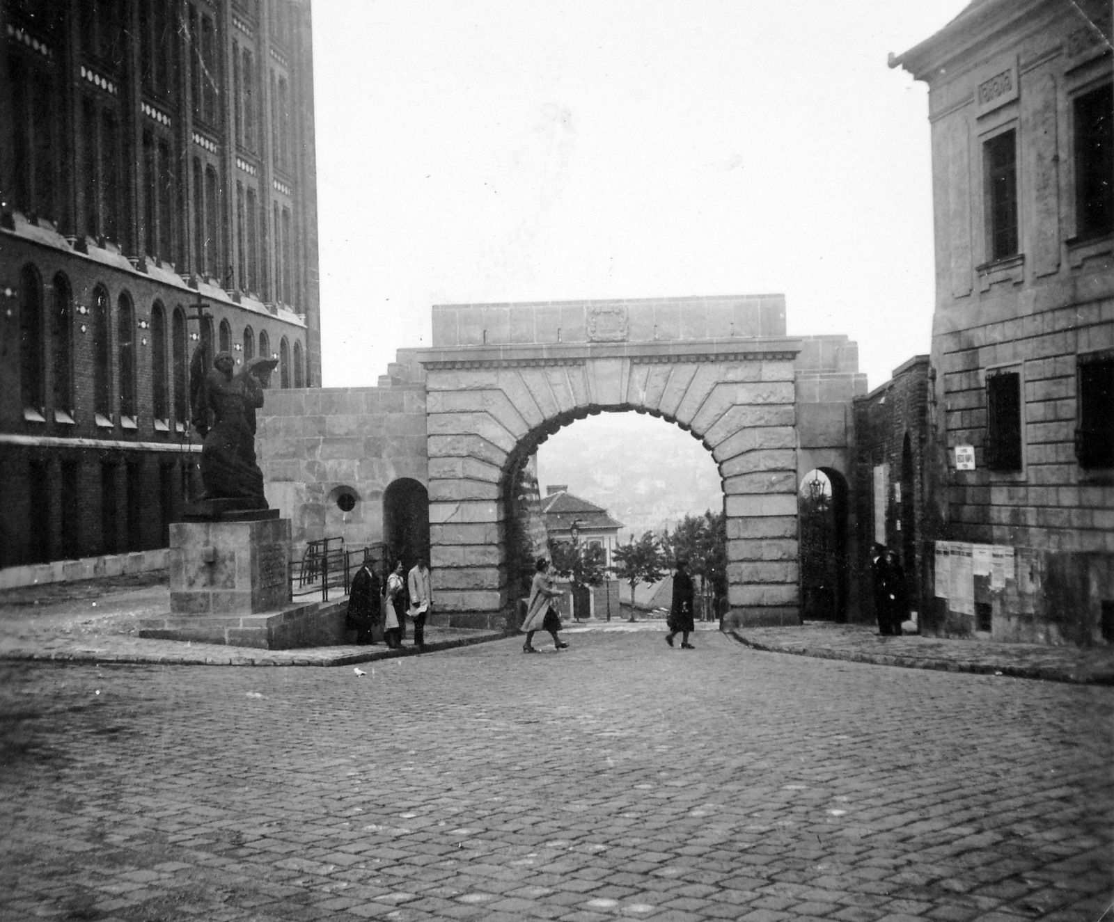 Magyarország, budai Vár, Budapest I., Bécsi kapu tér, Bécsi kapu, Budavár visszavételének emléke. Balra a Magyar Országos Levéltár épülete., 1939, Fortepan, neoromán építészet, angyal-ábrázolás, Budapest, Pecz Samu-terv, Fortepan #13476