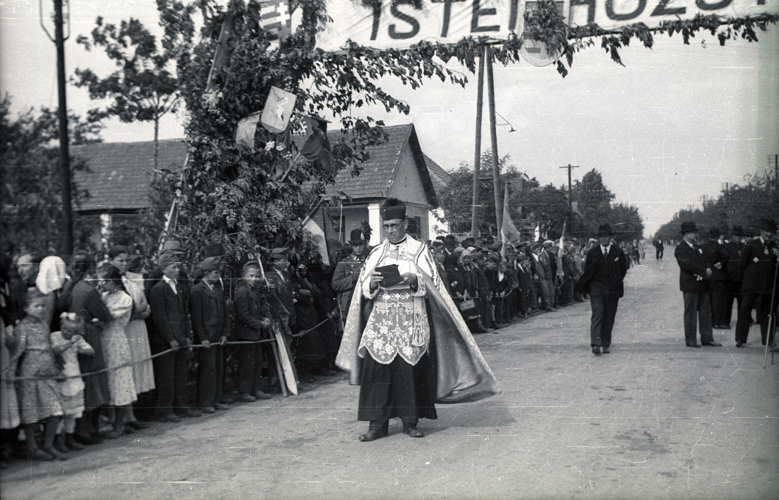 Hungary, Hort, Kossuth Lajos út, Czapik Gyula egri érseki beiktatása alkalmára emelt diadalkapu, az érsekre váró gyerekek és a község vezetői., 1943, Fortepan/Album021, Fortepan #134760