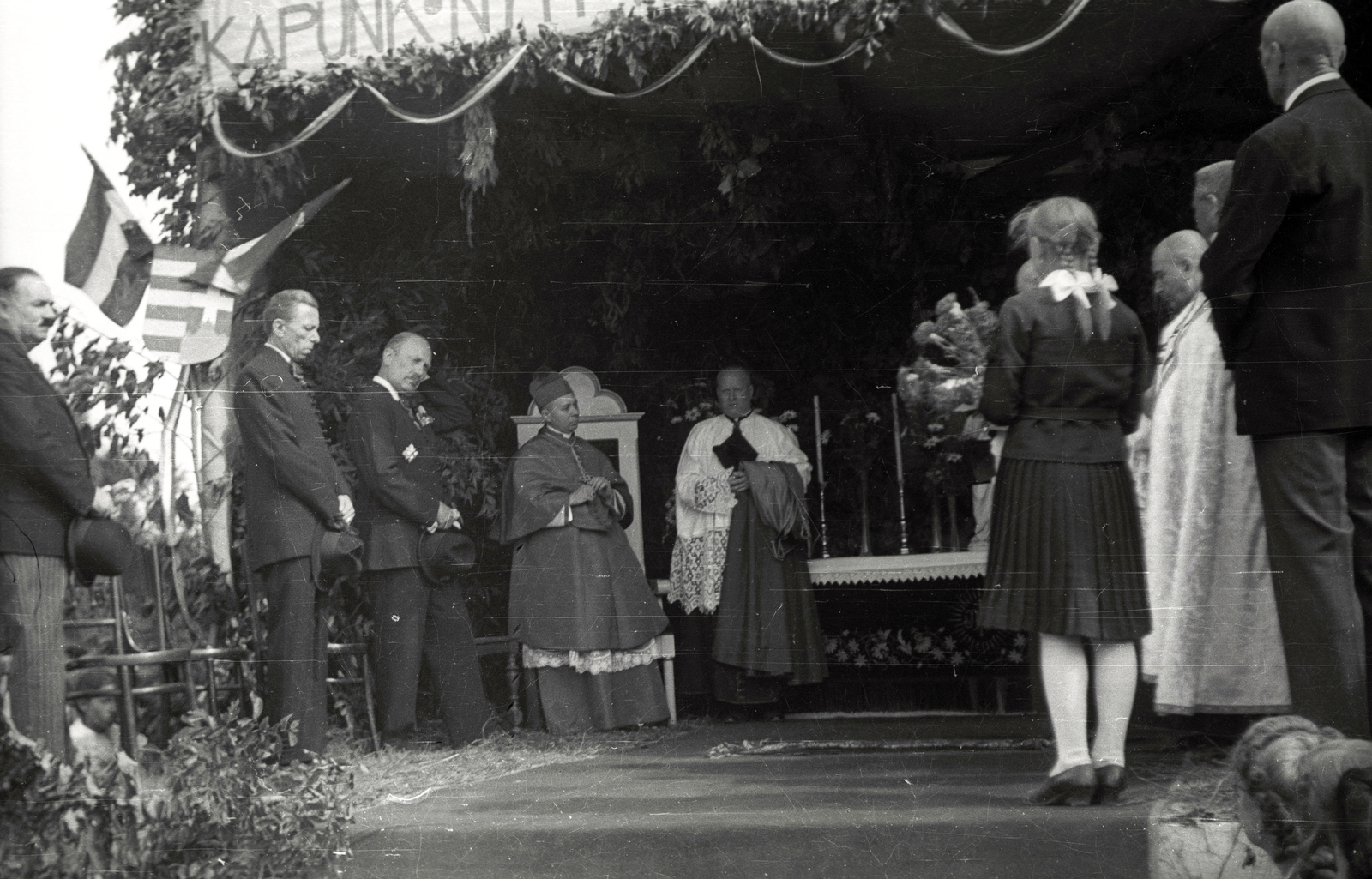 Hungary, Hort, Kossuth Lajos út, a Zárda épülete, oldalában a Czapik Gyula egri érseki beiktatása alkalmával tartott ünnepi mise oltára. Balról a negyedik Czapik Gyula érsek., 1943, Fortepan/Album021, Fortepan #134764
