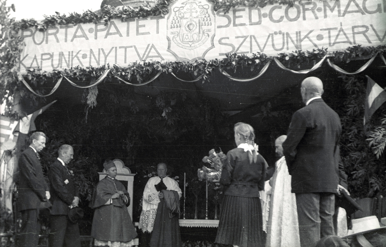Hungary, Hort, Kossuth Lajos út, a Zárda épülete, oldalában a Czapik Gyula egri érseki beiktatása alkalmával tartott ünnepi mise oltára. Balról a harmadik Czapik Gyula érsek., 1943, Fortepan/Album021, Fortepan #134765